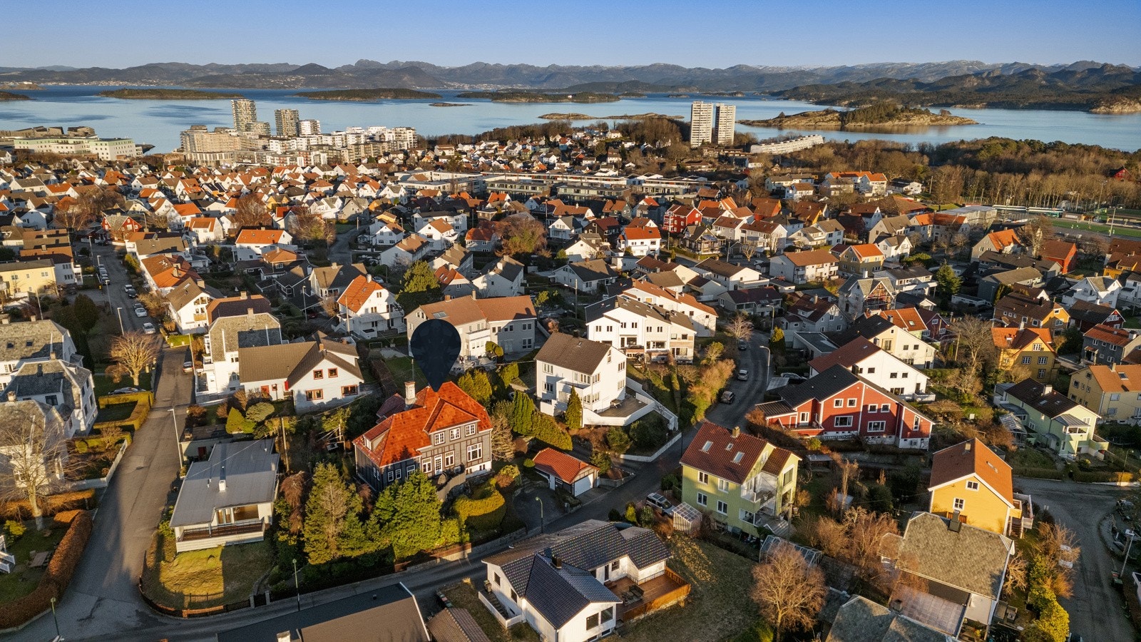 Boligen ligger i et rolig og veletablert nabolag på Storhaug hvor man får en fin balanse mellom byliv og tilbaketrukket hverdagsidyll. Galleribilde