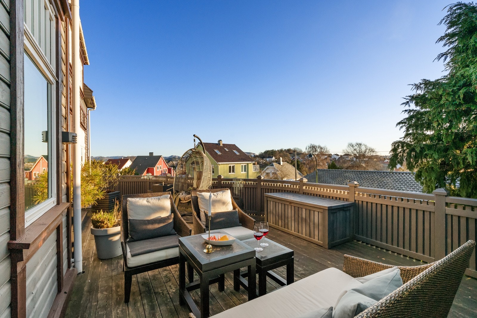 Fra både terrassen og stuen kan du får med deg mange fine solnedganger. Galleribilde