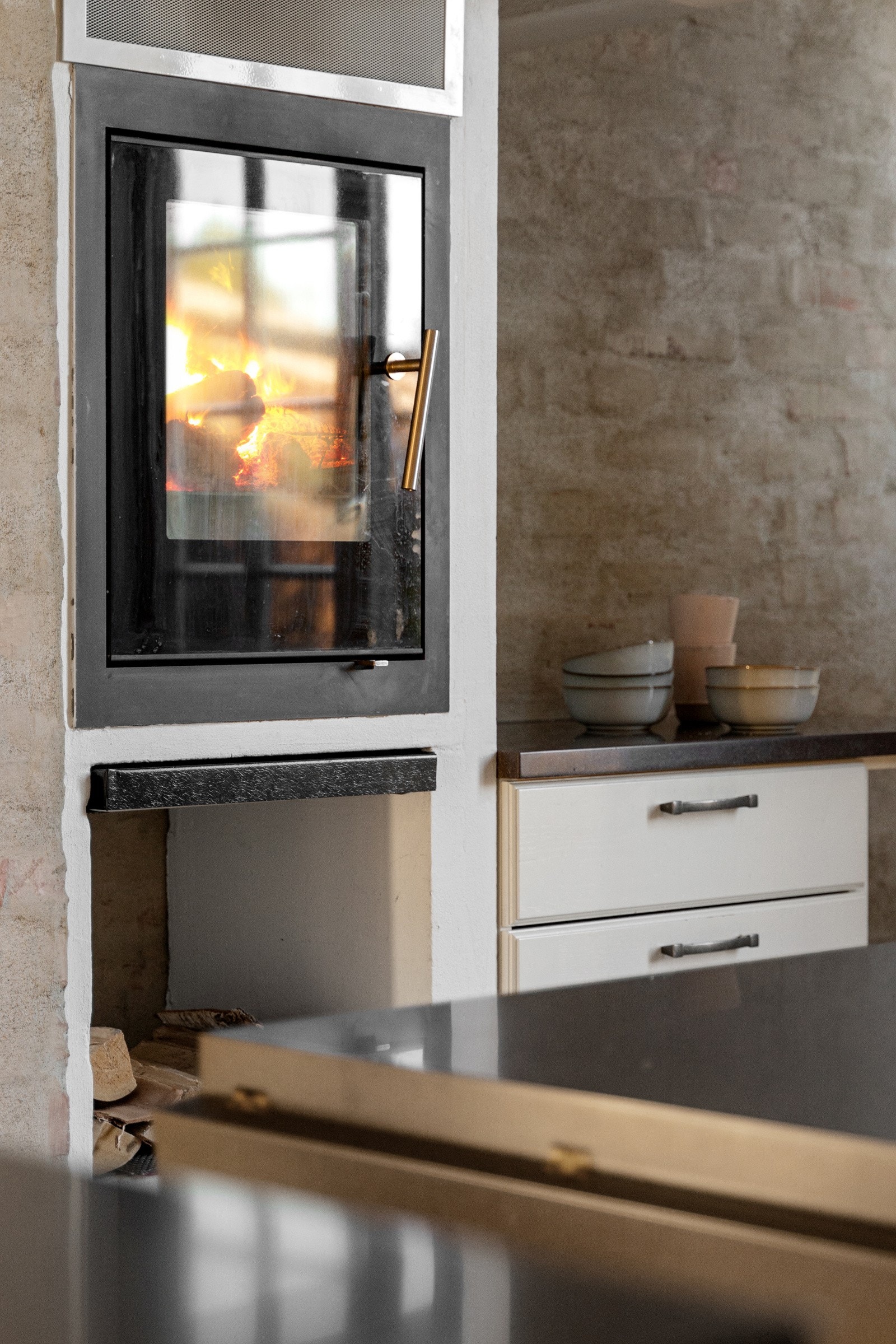 Det er også en peis på kjøkkenet. Galleribilde