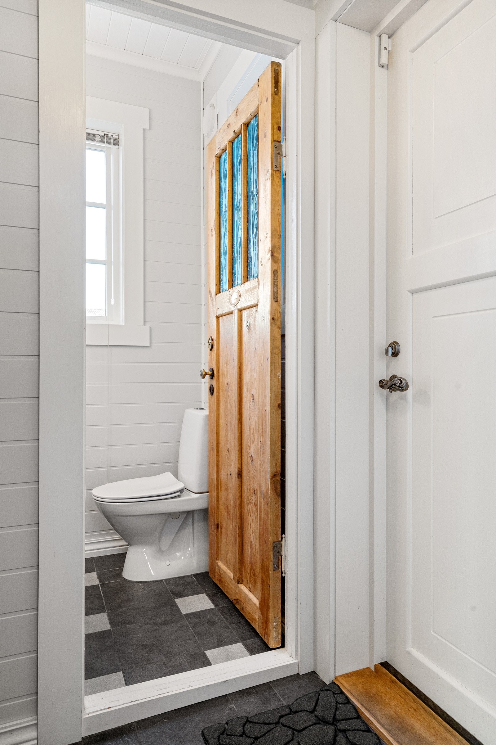 Bi-inngang og gjestetoalett. Galleribilde