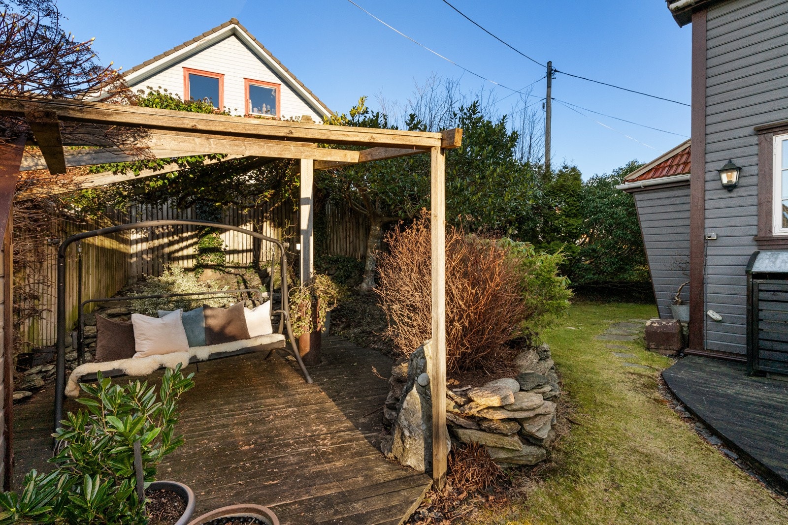 Rundt på tomten er det flere solrike uteplasser og koselig oaser omgitt av flott og frodig vegetasjon. Galleribilde