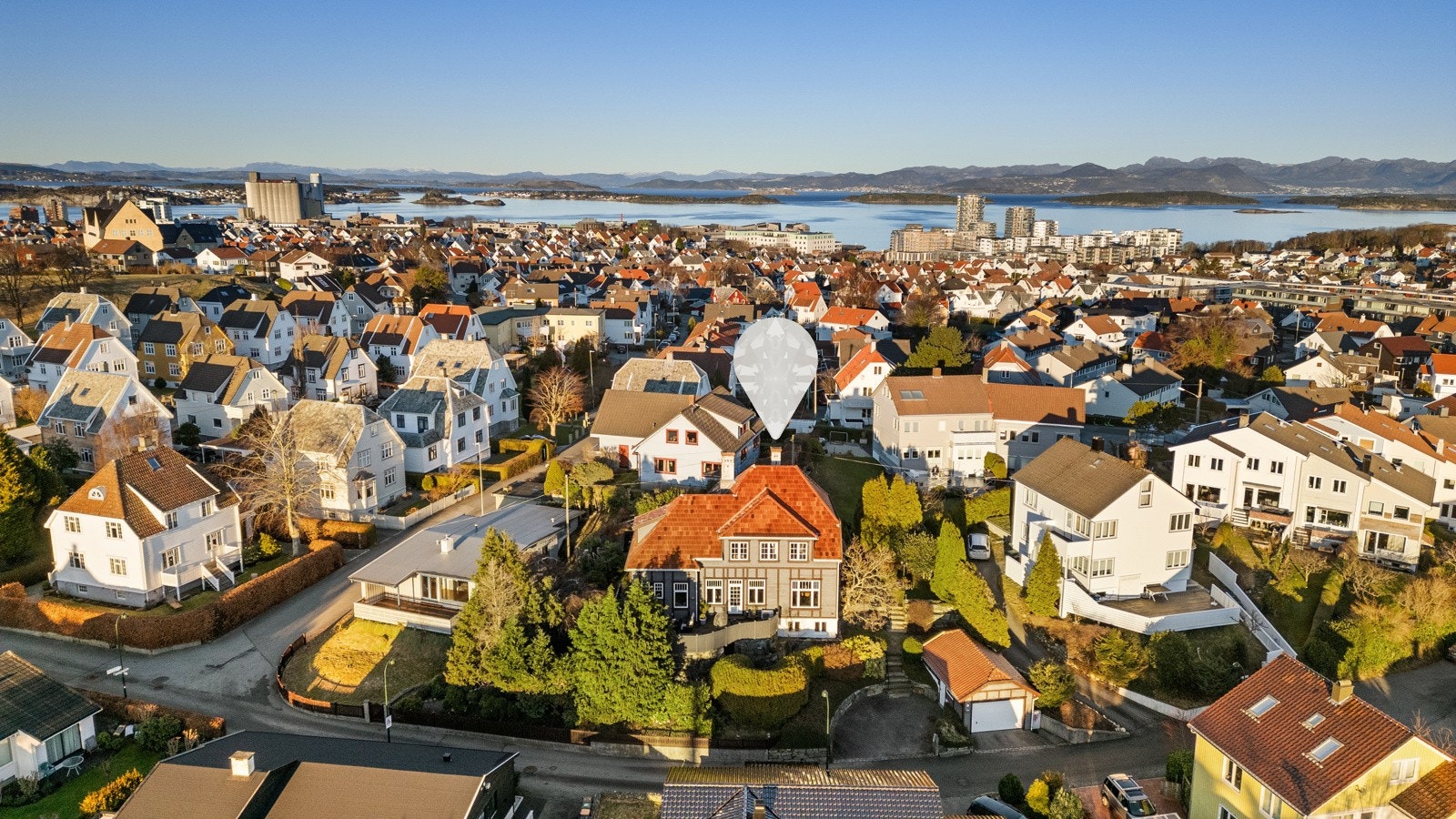 Fantastisk beliggenhet på en liten høyde innerst i Jelsagata. Galleribilde
