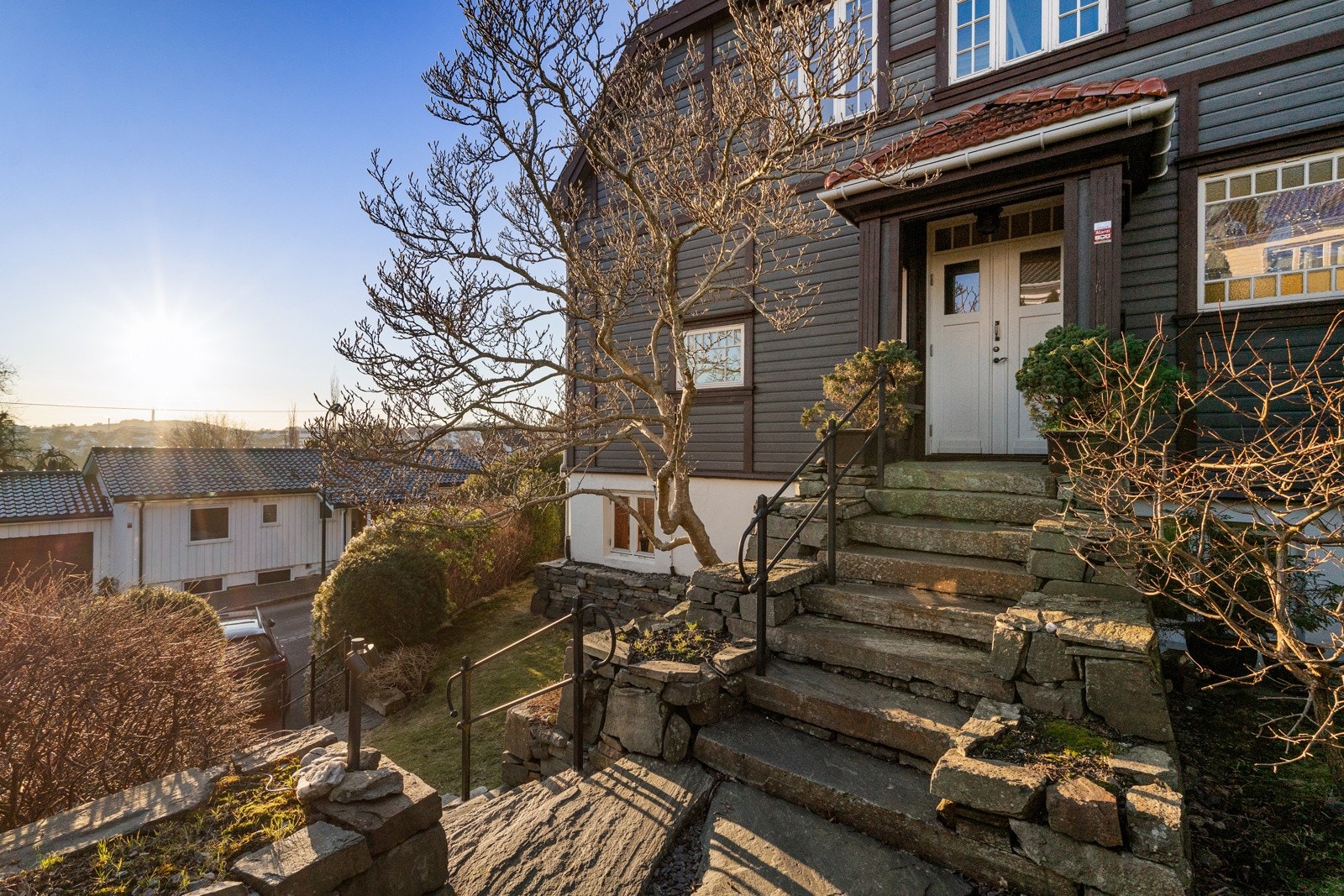 Hovedinngang med solid steintrapp og smijernsrekkverk. Galleribilde