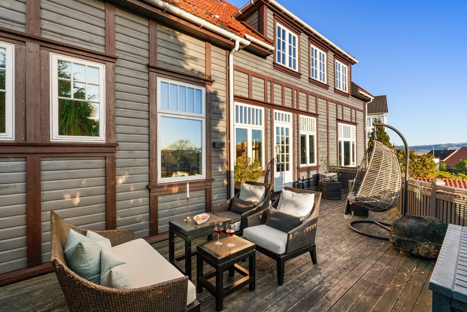 Foran huset er det en herlig terrasse mot sørvest. Galleribilde