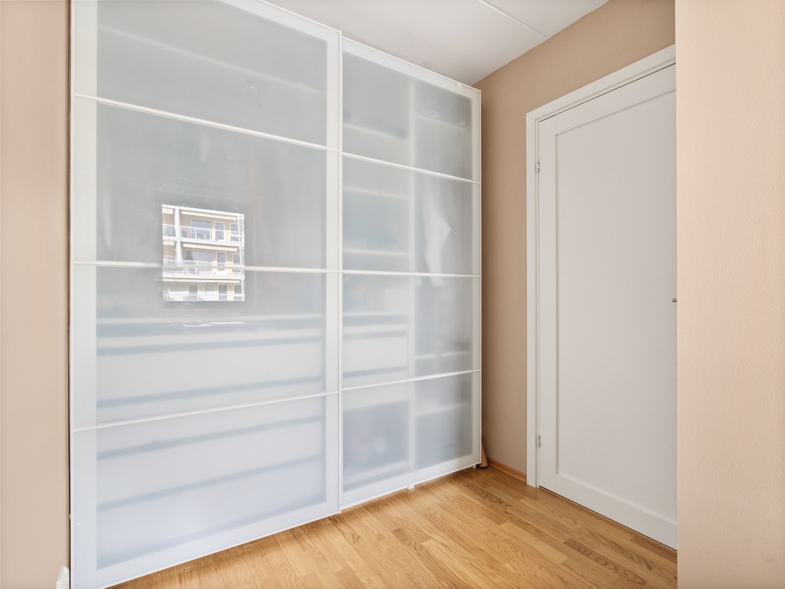 Soverom 2 med dobbel skyvedørsgarderobe Galleribilde