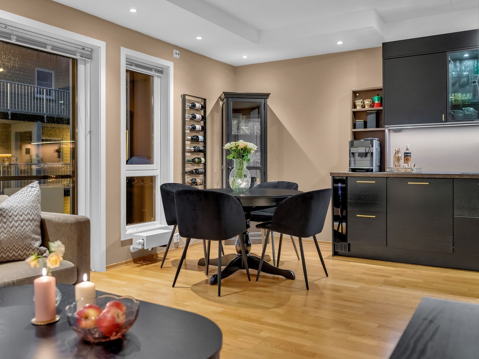 Delvis nedsenket himling med downlights Galleribilde