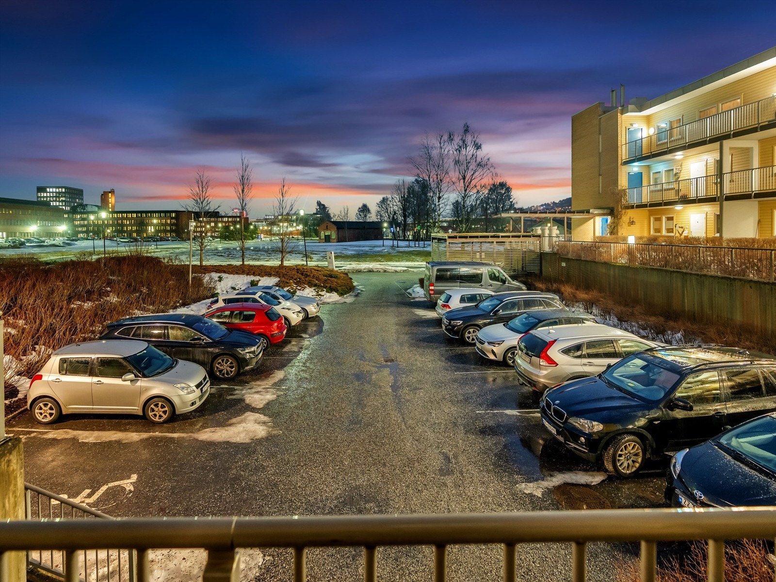 Leiligheten har tre oblat for gjesteparkering på sameiets to parkeringsplasser Galleribilde
