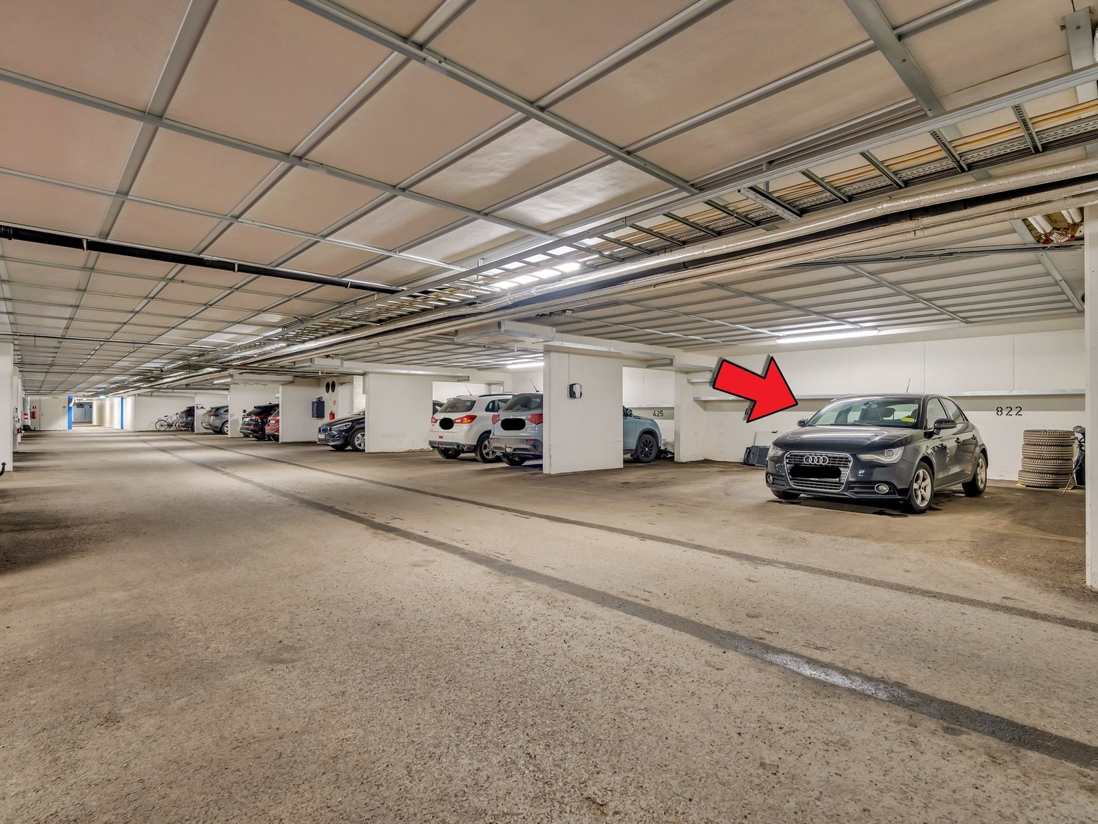 Ekstra stor parkeringsplass, plass til en bil og en motorsykkel Galleribilde