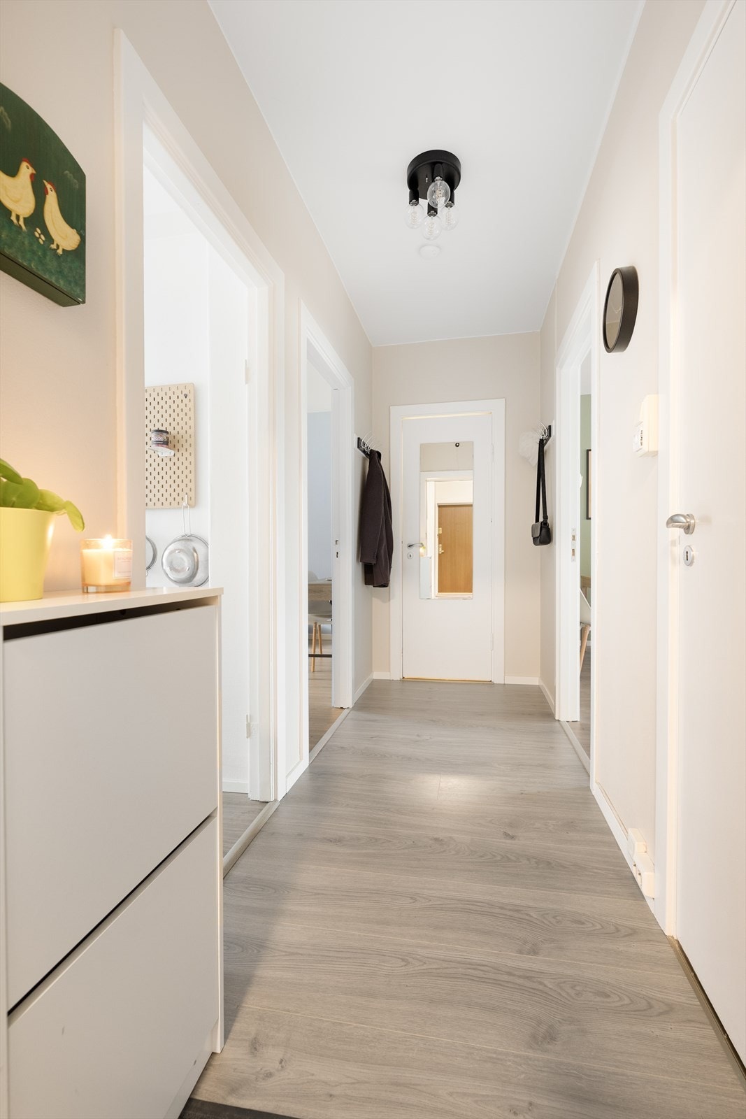 I det dere trer over dørstokken forstår du hvilket moderne og gjennomført hjem dette er. Praktisk, innvendig bod for masse ekstra oppbevaringsplass. Galleribilde