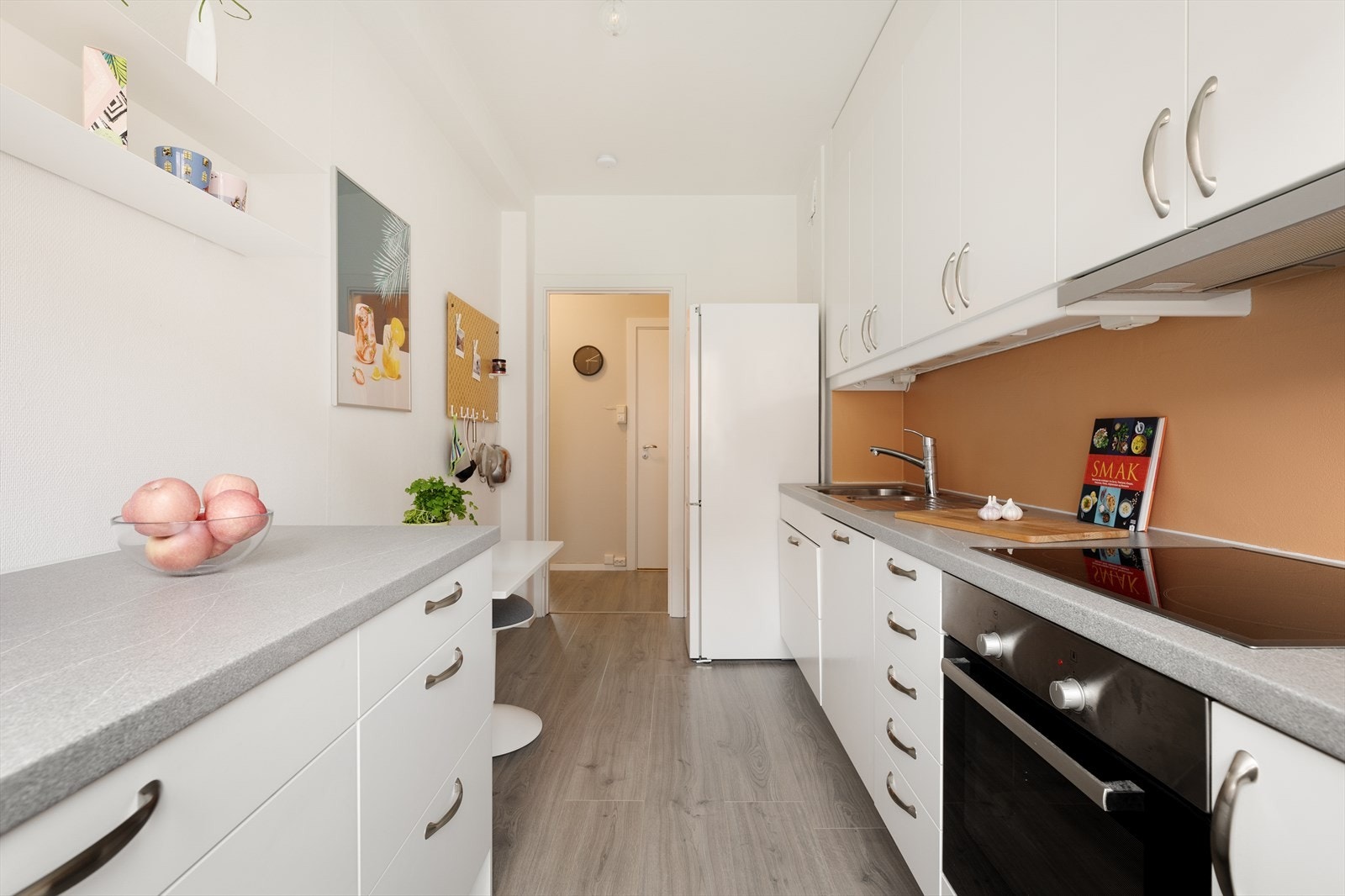 Her får dere godt med oppbevaringsplass i skuffer og skap som gjør det enkelt å holde orden. Galleribilde