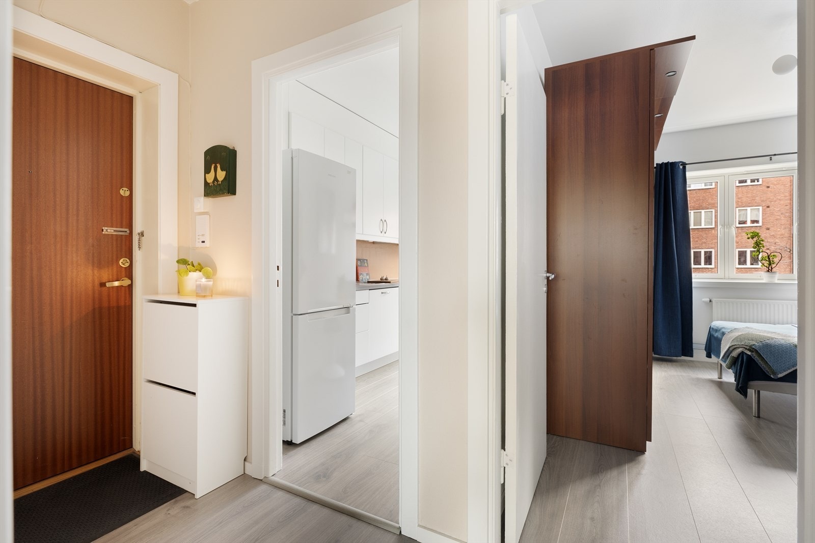 Entréen har plass til klær og sko. Her er det hyggelig å komme hjem! Galleribilde