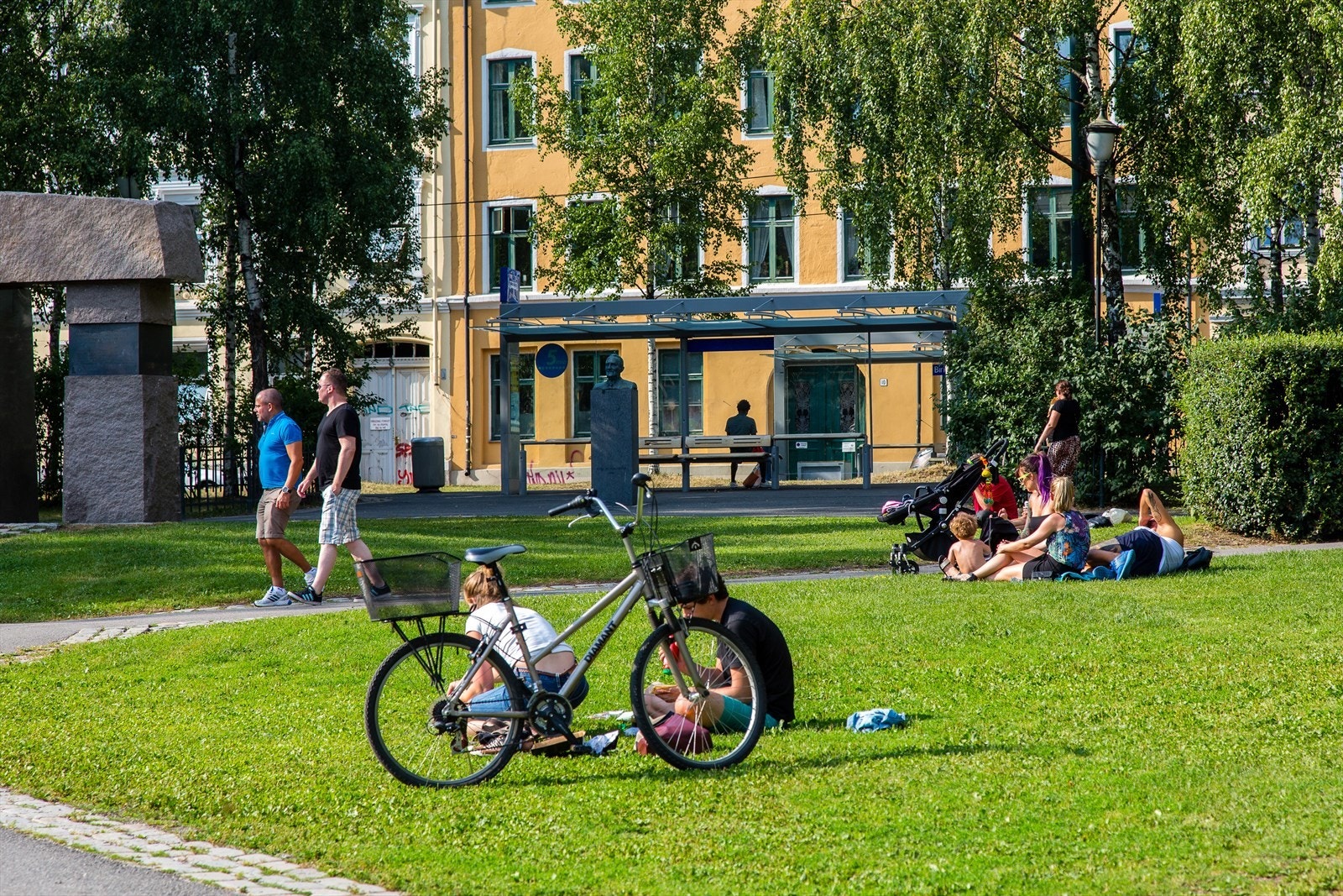 Om dere liker å leve det gode liv, er "Løkka" en bydel hvor alle finner sin uteplass eller cafe. På Grünerløkka finner man også Birkelunden, hvor det er loppemarked hver søndag. Galleribilde