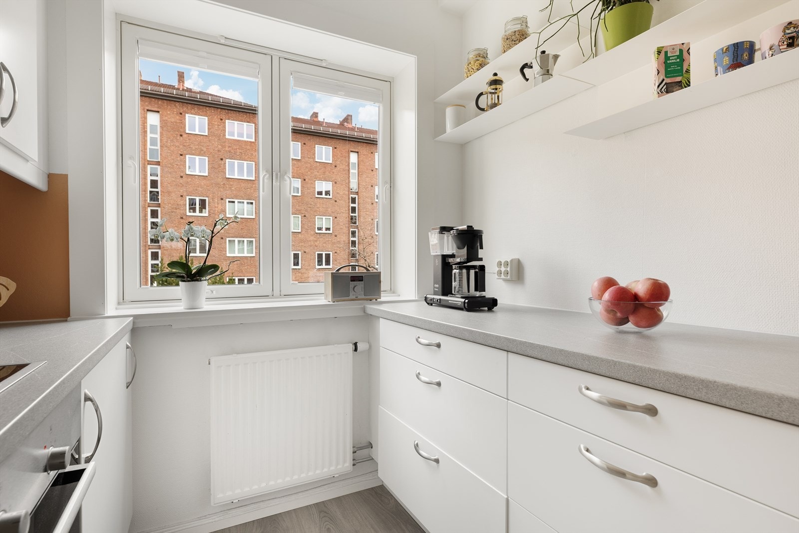 Fra kjøkkenet har man et hyggelig utsyn over den sjarmerende bakgården. Galleribilde