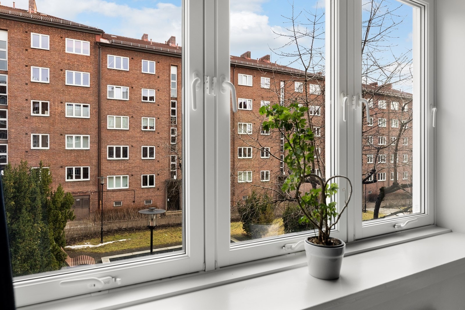 Store vinduer sikrer godt med lys og luft i rommet, så vel som hyggelig utsyn mot bakgården. Galleribilde