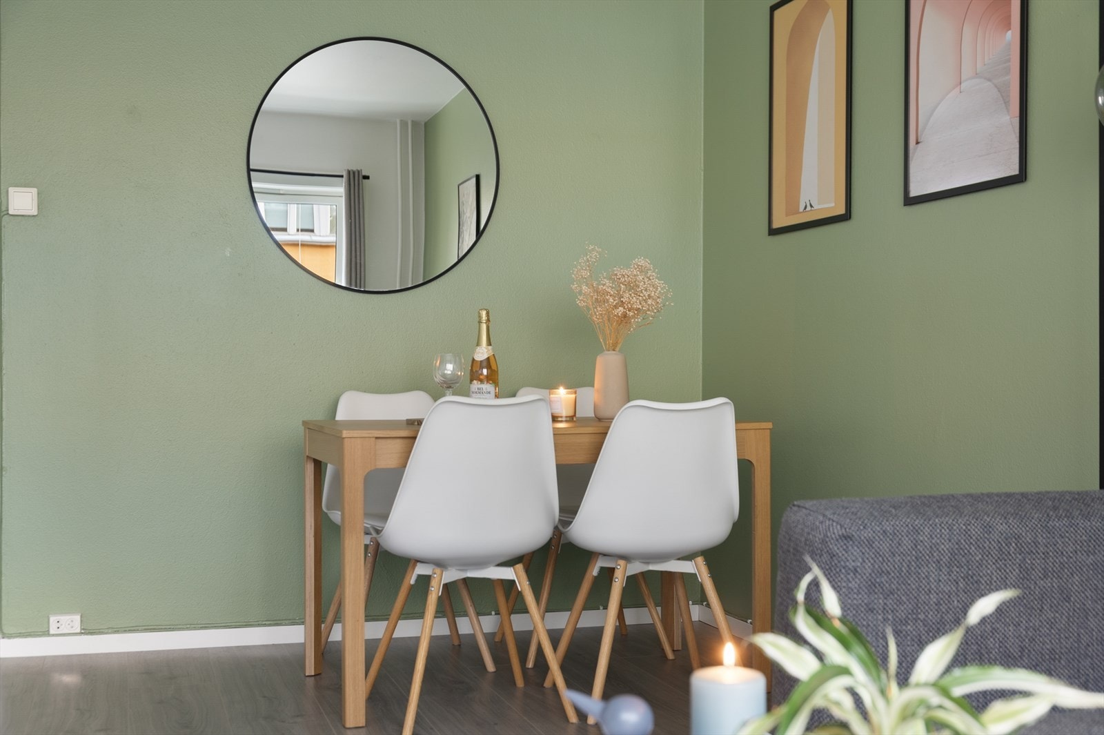 Spisegruppen finner sin naturlige plass i stuen, harmonisk integrert i rommet. Galleribilde