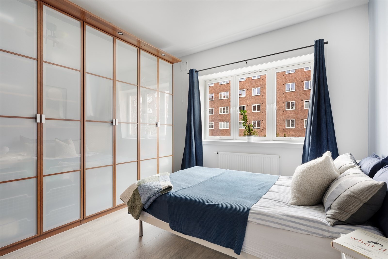 Langs den ene veggen er det etablert flere garderobeskap for klær og sko. Her kan dere nyte en god natts søvn! Galleribilde