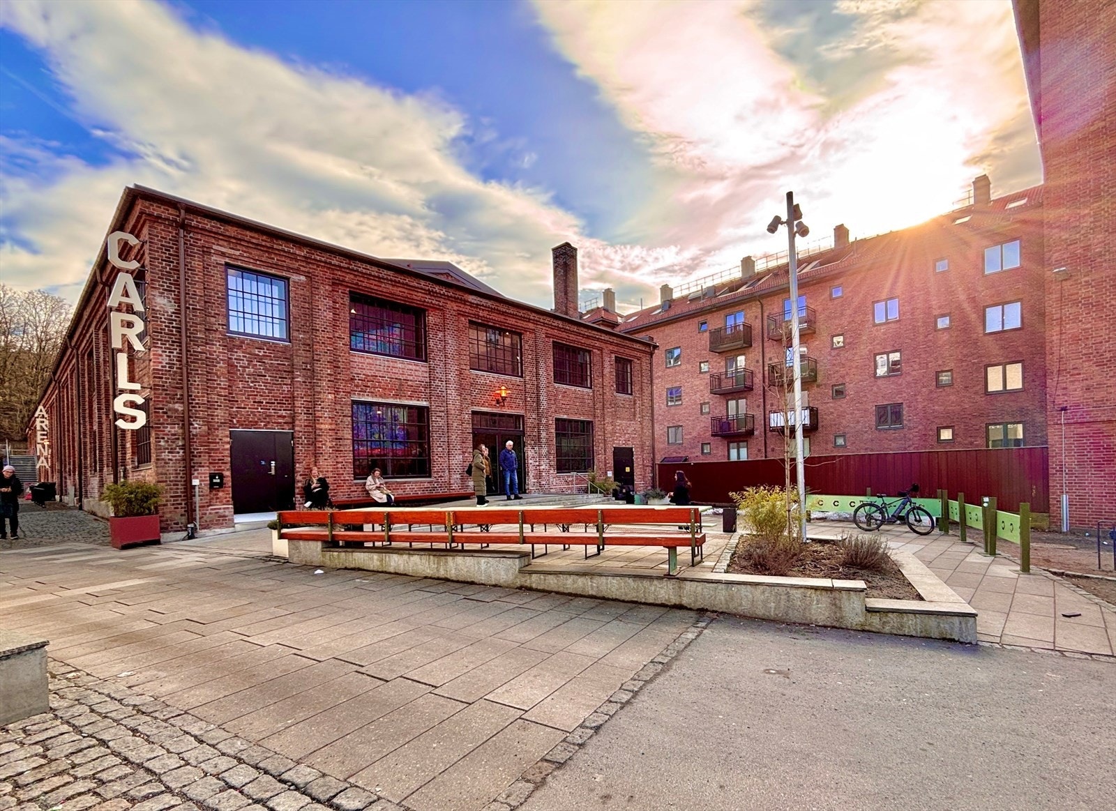 Carls er det nye tilskuddet i nabolaget! Carls er nesten 3000 kvm med store og små opplevelser, under ett og samme tak. Fordelt over en kafé & bar, restaurant, uteservering, vinbar, og to store arrangementsrom. Galleribilde