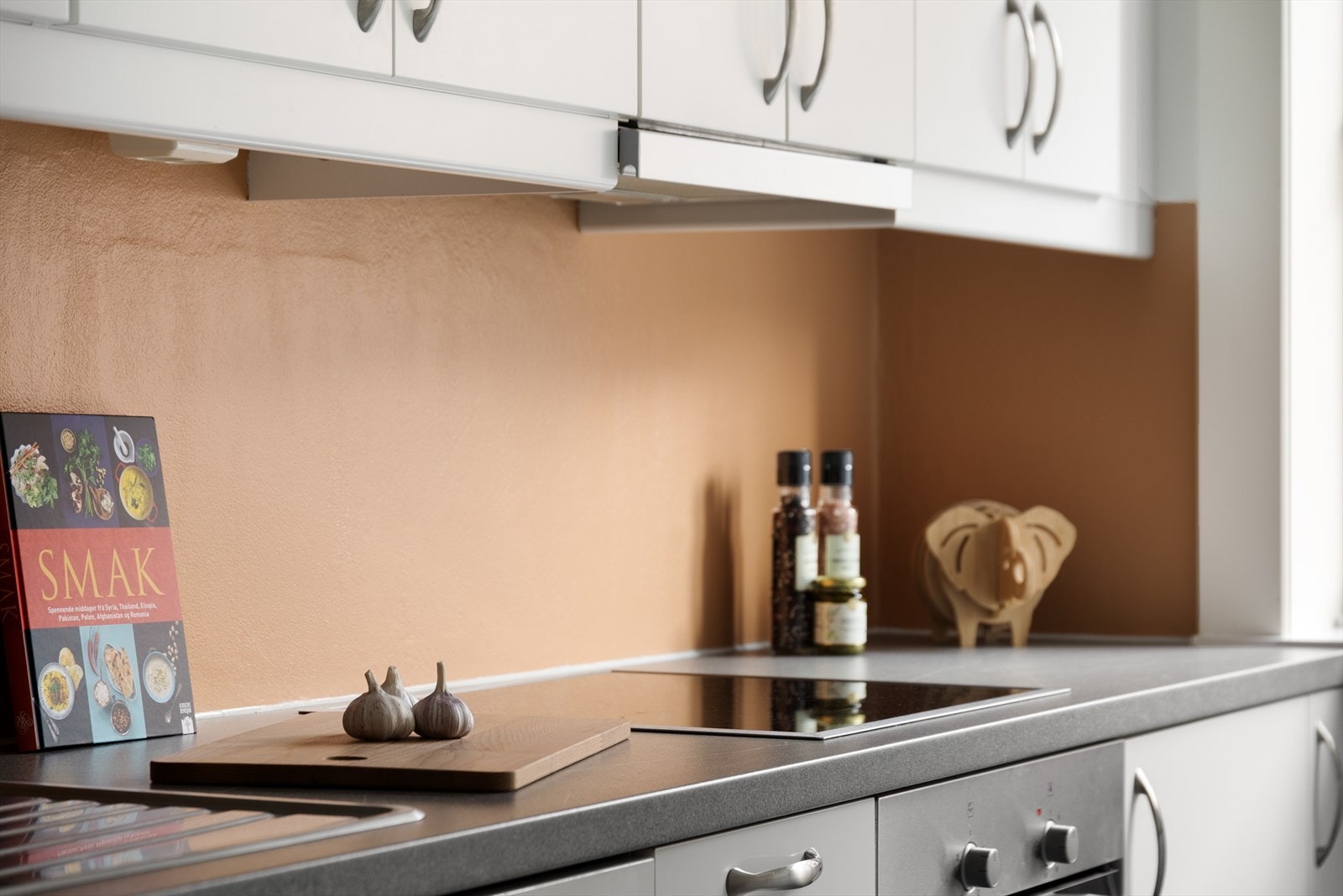 Kjøkkenet har integrerte hvitevarer, inkludert komfyr, platetopp og oppvaskmaskin, som gir et funksjonelt og praktisk arbeidsområde. Galleribilde