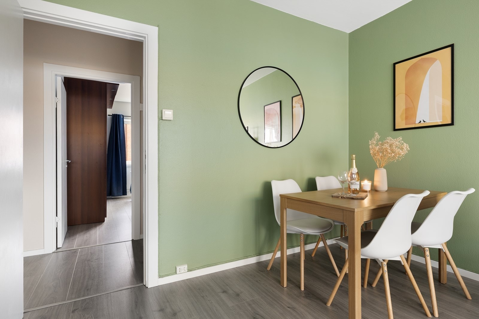 Fra stuen leder en praktisk entré deg videre til resten av boligens rom. Galleribilde