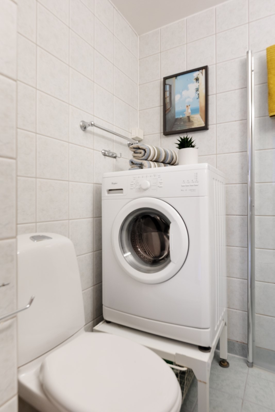 Dusjdørene ble montert i 2024, og det er etablert gulvvarme for ekstra komfort. Galleribilde