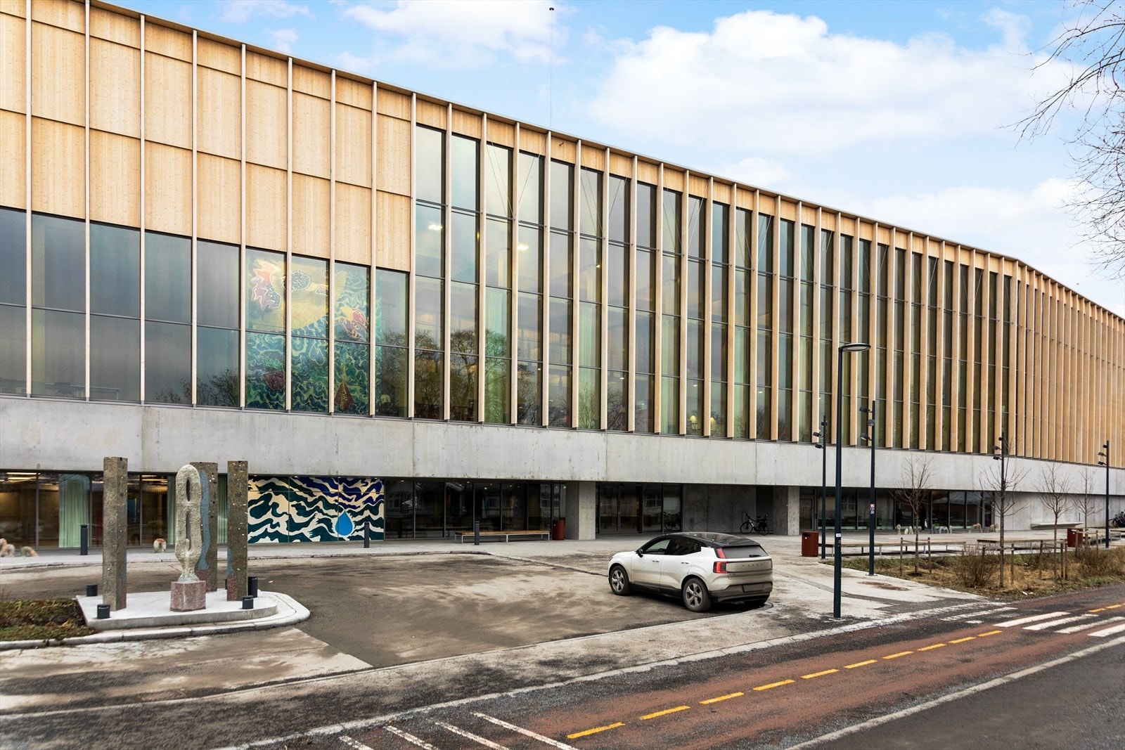 Det nye Tøyenbadet som er innen gådistanse, er Oslos største badeanlegg med fire bassenger inne og tre ute. Det er også en stor kafé som er tilgjengelig både på den tørre siden og inne i bassengdelen. Galleribilde