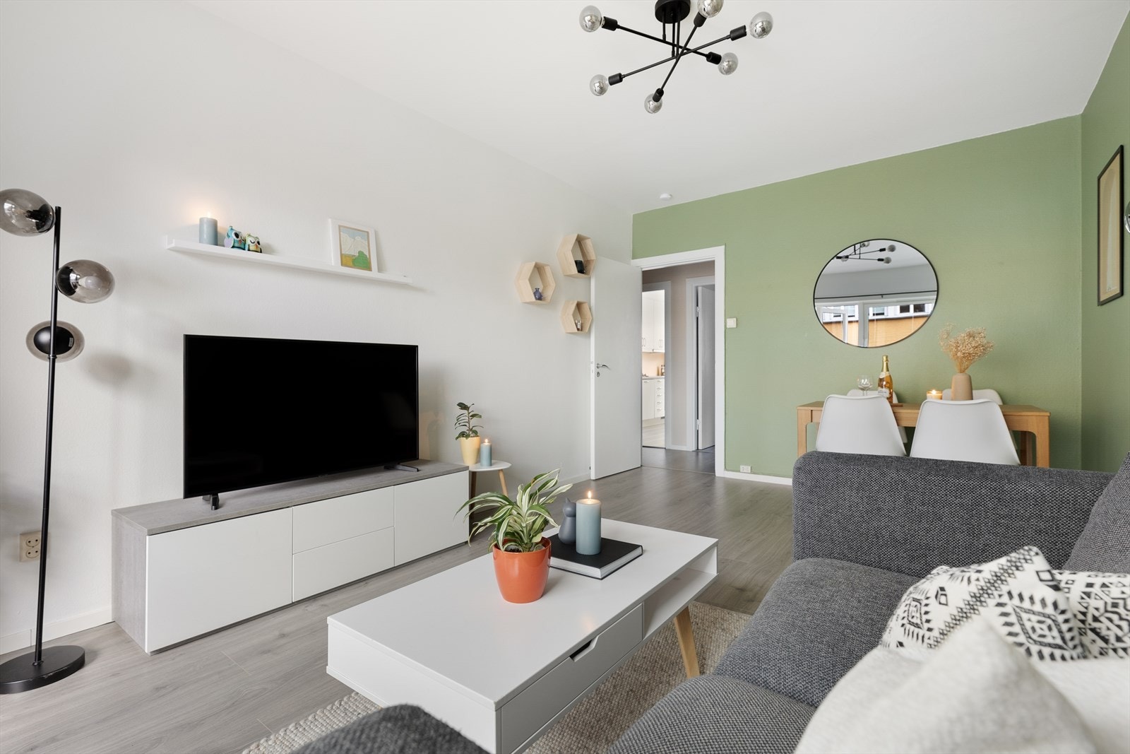 Stuen byr på varme og personlighet - her ligger alt til rette for å skape deres eget fristed! Galleribilde