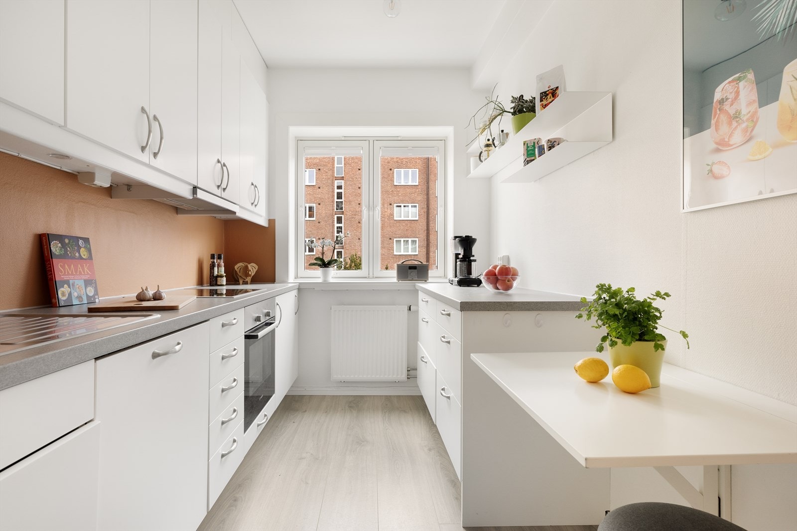 Kjøkkeninnredningen fra Epoq har moderne glatte fronter og en stilren laminert benkeplate med oppvaskkum og 1-greps blandebatteri. Under overskapene er det praktisk belysning. Galleribilde