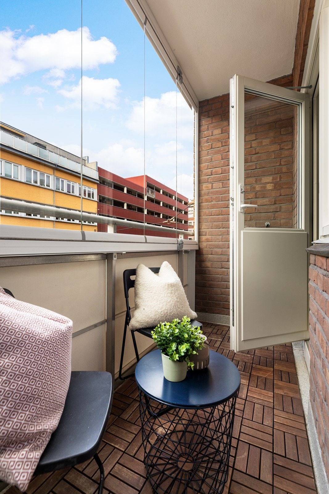 Den innglassede balkongen gir mulighet for innredning med en koselig sittegruppe, og skaper et ekstra rom for avslapning året rundt. Galleribilde