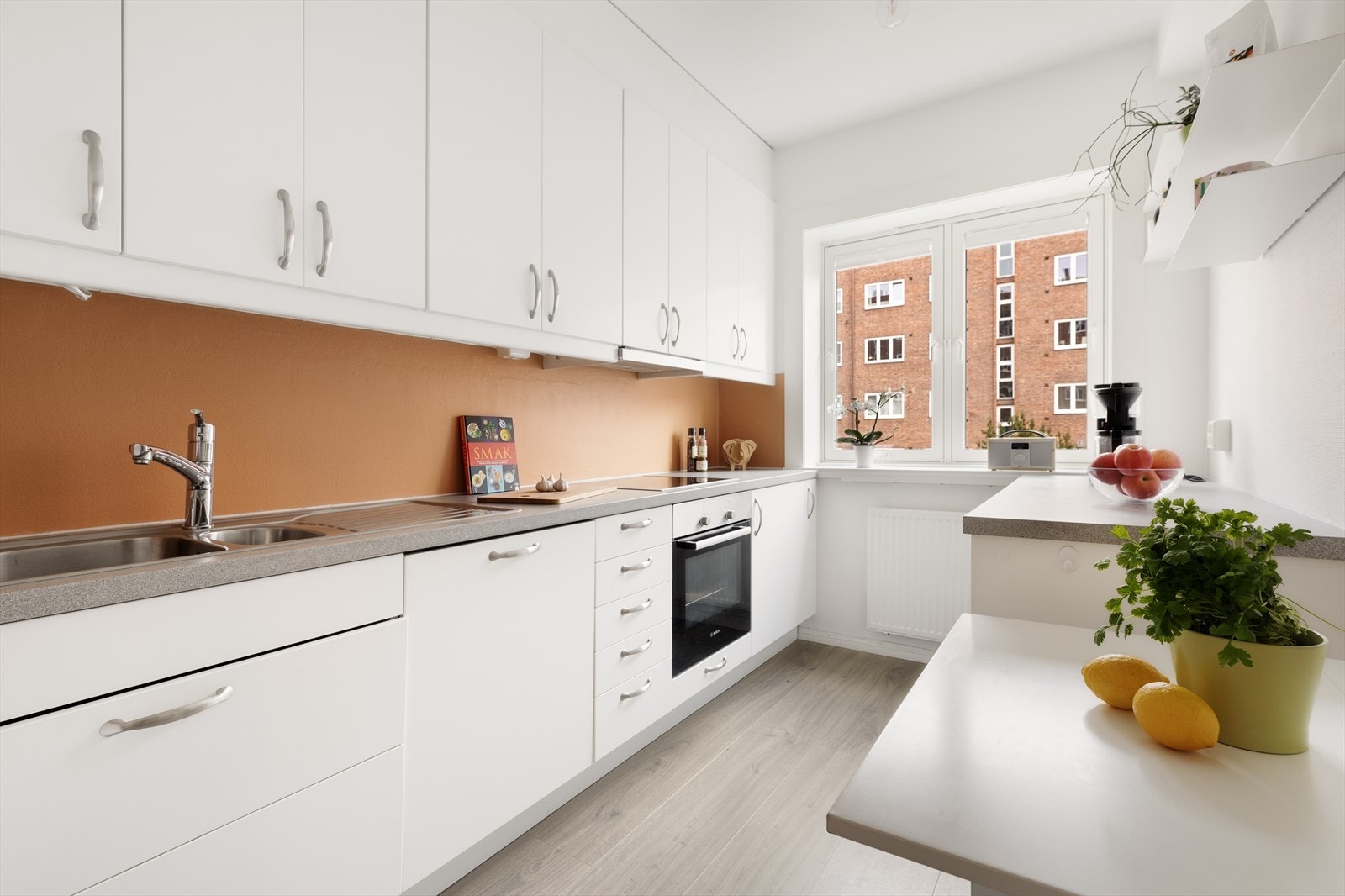 Det er også plass til et lite spisebord, hvor du kan nyte kjappe måltider eller en koselig frokost. Galleribilde