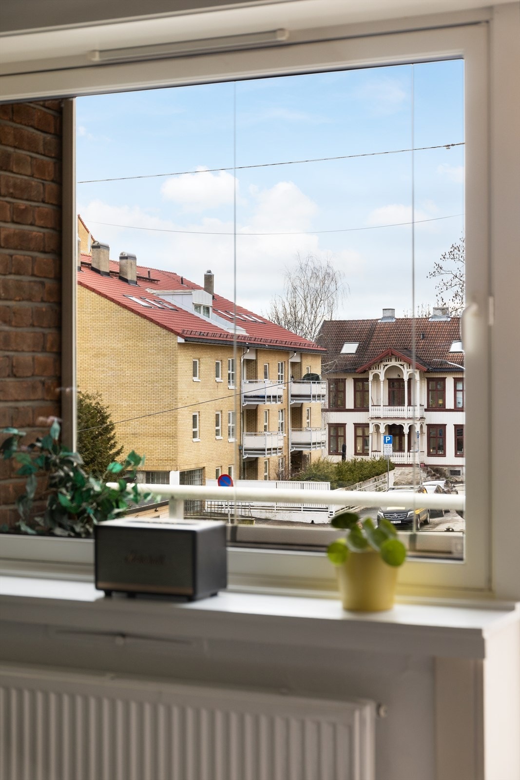 Store vindusflater sikrer rikelig med naturlig lys og luftig atmosfære. Leiligheten har åpent utsyn mot Rodeløkkas fantastiske bebyggelse! Galleribilde