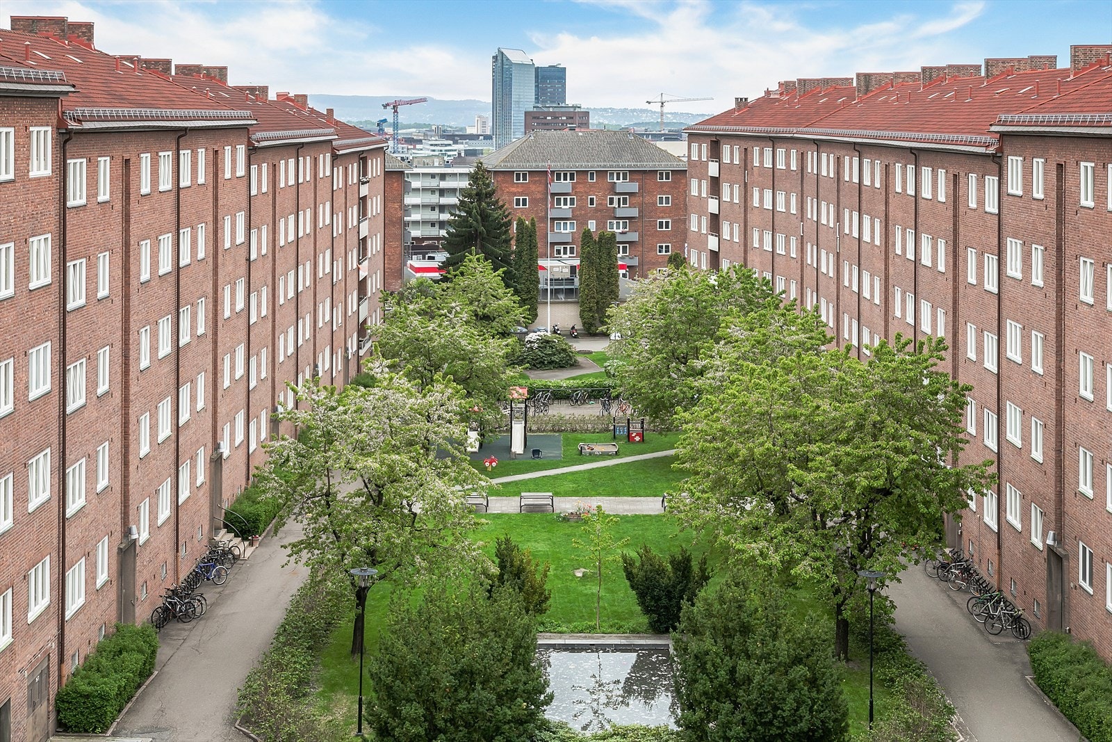 Velkommen til populære Tøyenhus Borettslag. Her har dere tilgang på en flott, pent opparbeidet bakgård med store grøntomtåder, lekeplass, parsellkasser, vannspeil mm. Denne bakgården vil dere elske! Galleribilde