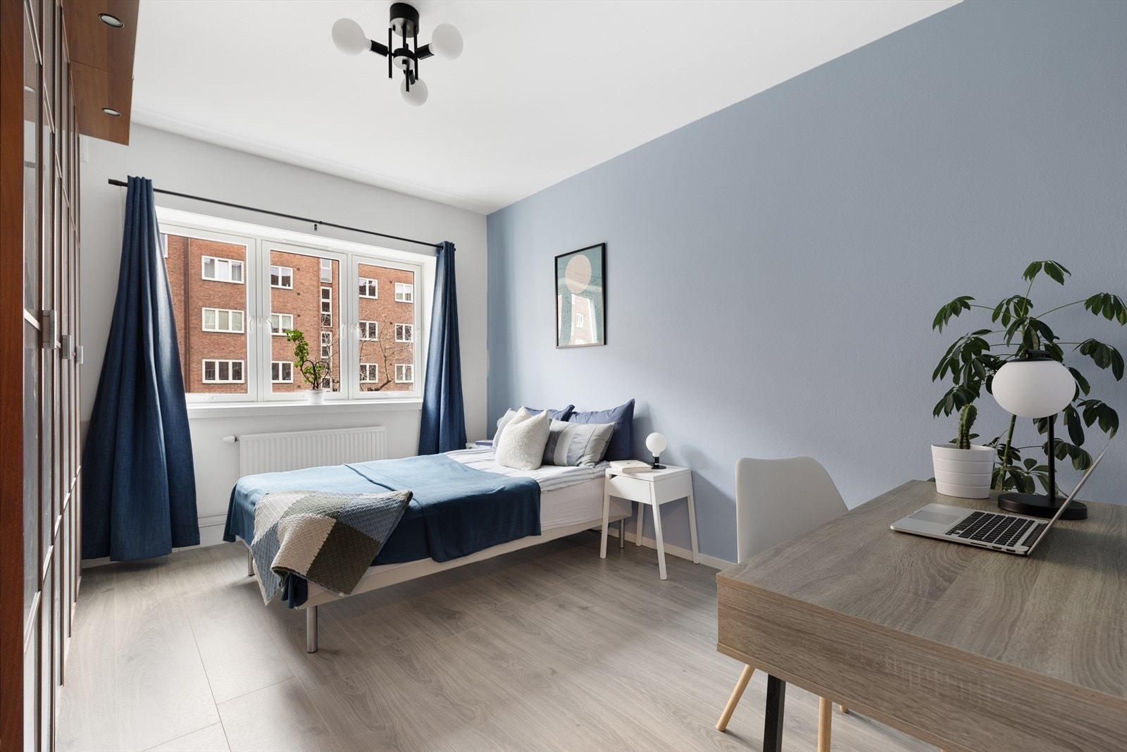 Soverommet er stort og innbydende med god plass til dobbeltseng, nattbord og skrivebord. Galleribilde