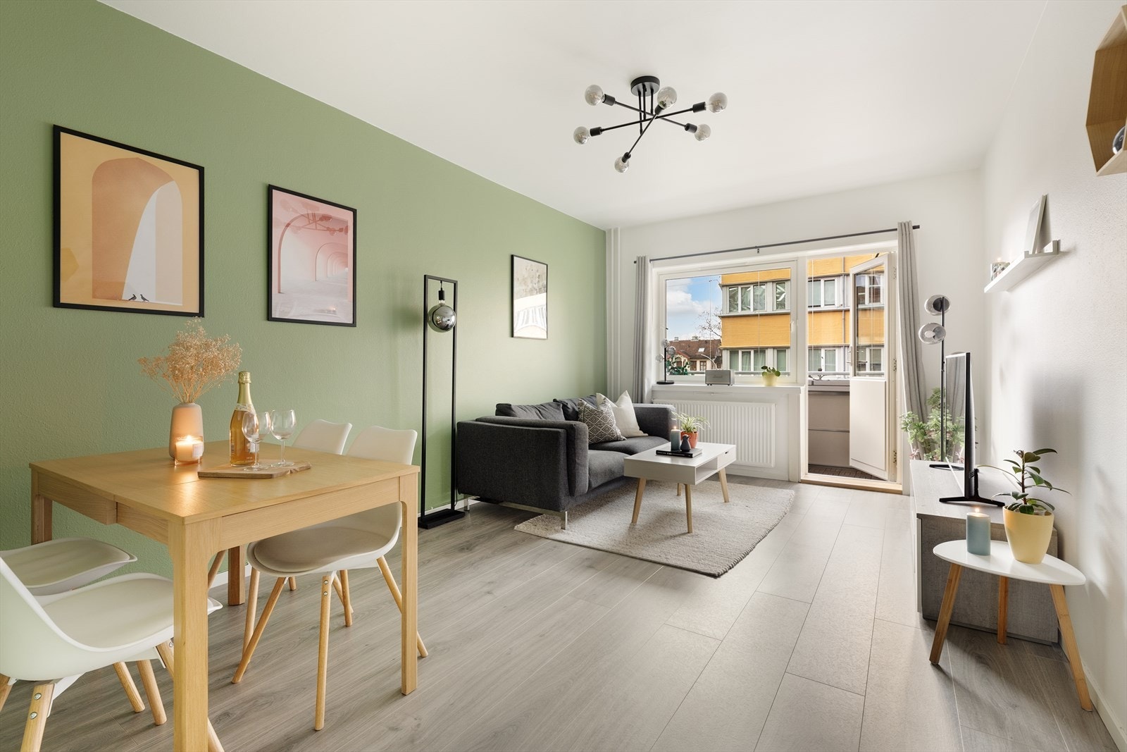 Velkommen til Trondheimsveien 77! Her får dere et lyst og innbydende hjem dere kan flytte rett inn i, eller ved enkle grep skape deres nye drømmehjem! Vi ses på visning! Galleribilde