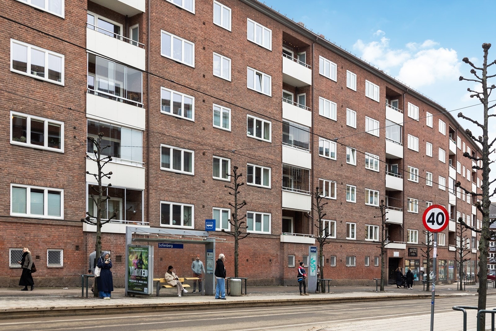 Trikkforbindelse rett utenfor bygget gir enkel tilgang til kollektivtransport og gjør pendlingen smertefri. Galleribilde