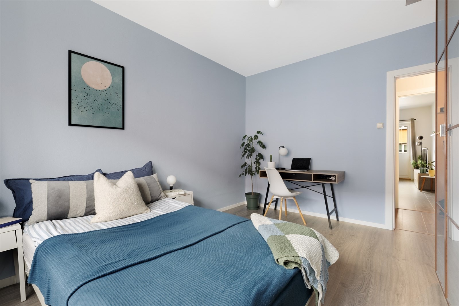 De fine fargekombinasjonene i rommet gjør det enkelt å møblere etter eget ønske og behov. Galleribilde