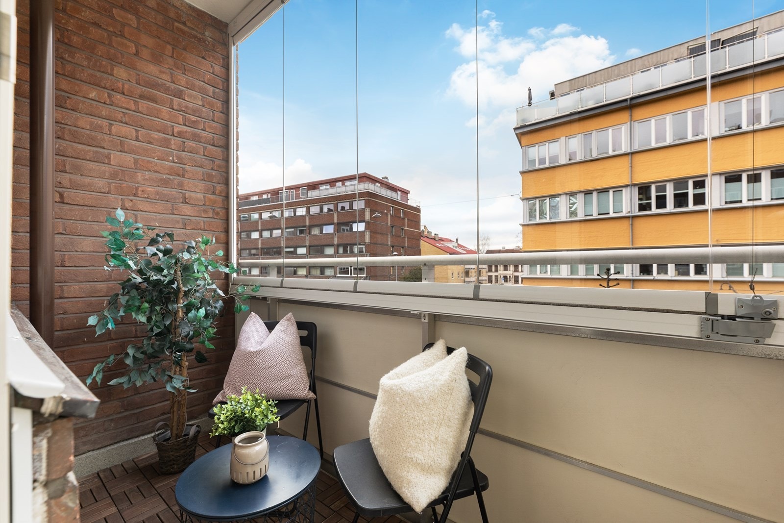 Den innglassede balkongen fungerer som en naturlig forlengelse av stuen, og gir et ekstra romslig og lysfullt område. Galleribilde