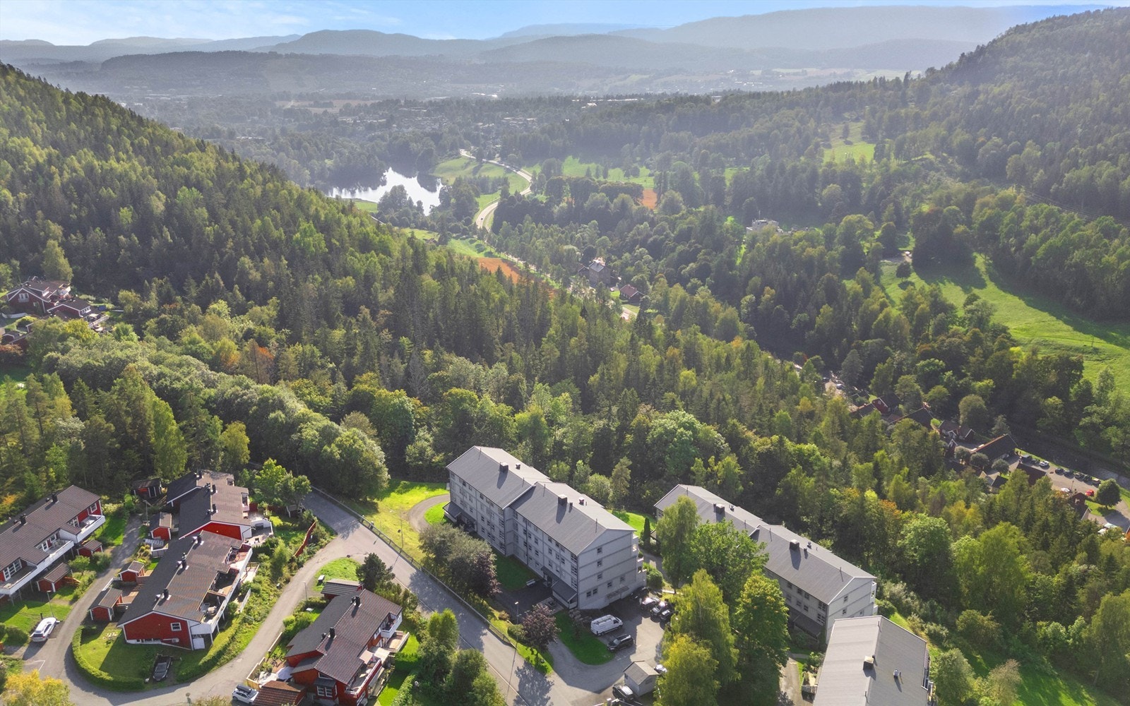 Sjarmerende Bærums Verk ligger i gangavstand hvor du finner et idyllisk handlesenter med gamle småhus og trivelige gågater. Her har du det meste du trenger i hverdagen, samt flere særegne butikker Galleribilde