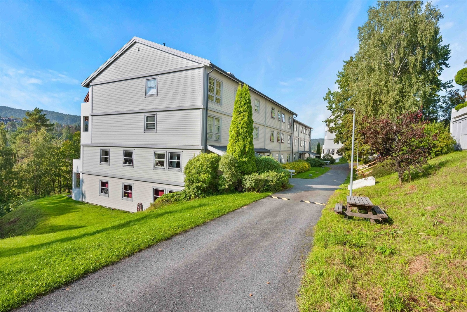 Her bor du i naturskjønne omgivelser med flotte turmuligheter rett utenfor døren! Galleribilde