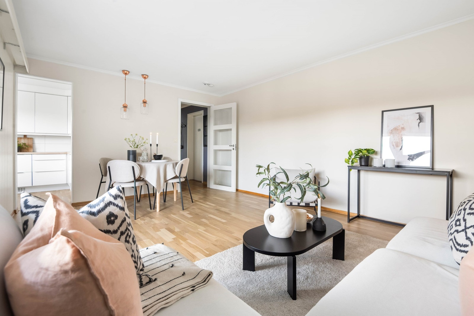 Leiligheten er lys og delikat med store vindusflater Galleribilde