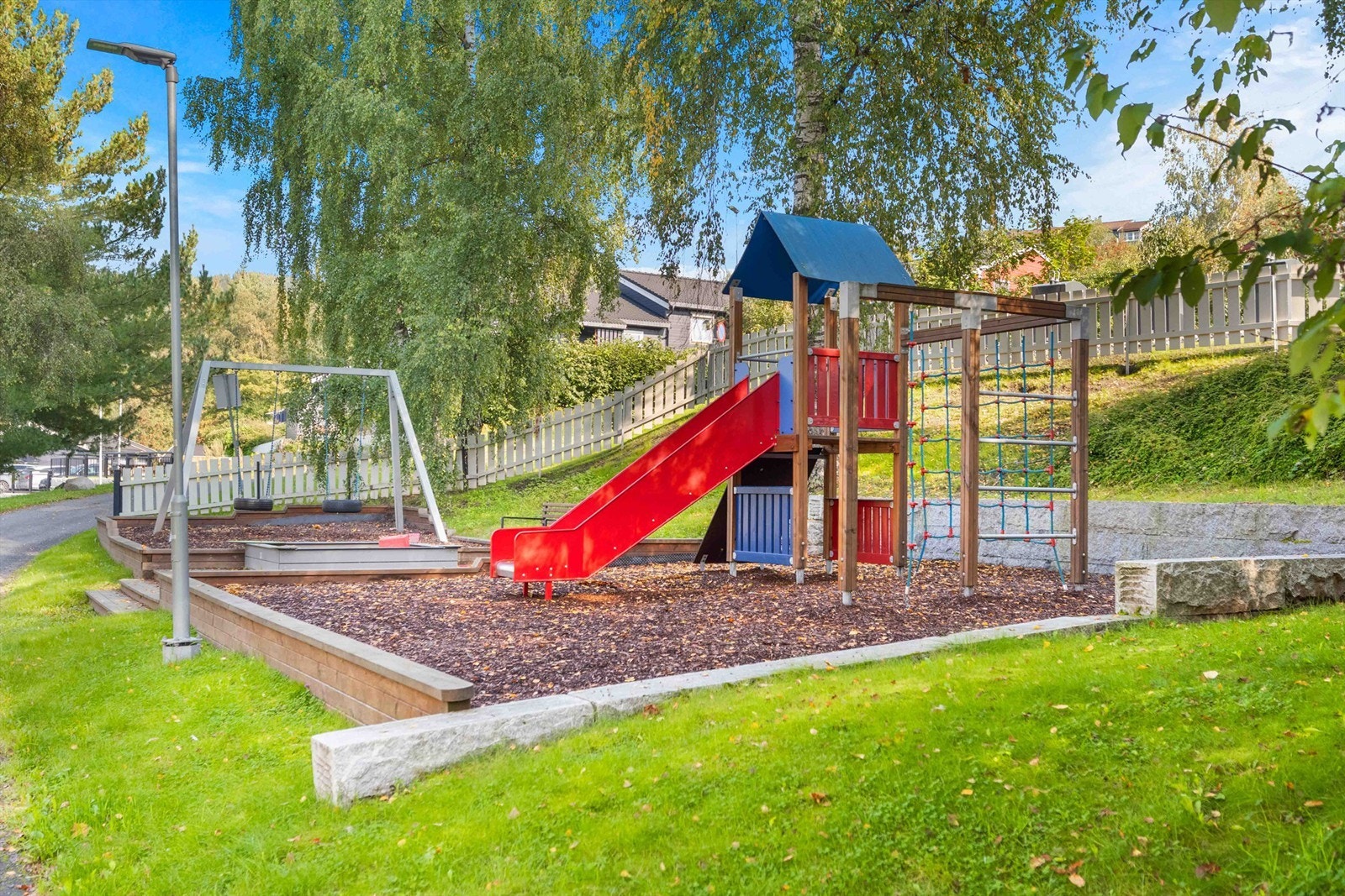 Nærområdet byr på et bredt spekter av fritidsaktiviteter og flotte fasiliteter. Lommedalen og Helset idrettslag disponerer flere flotte og nye idrettsanlegg i nærområdet og er aktive innen bl.a. håndball, fotball, bandy, golf, musikk, ski og dans Galleribilde