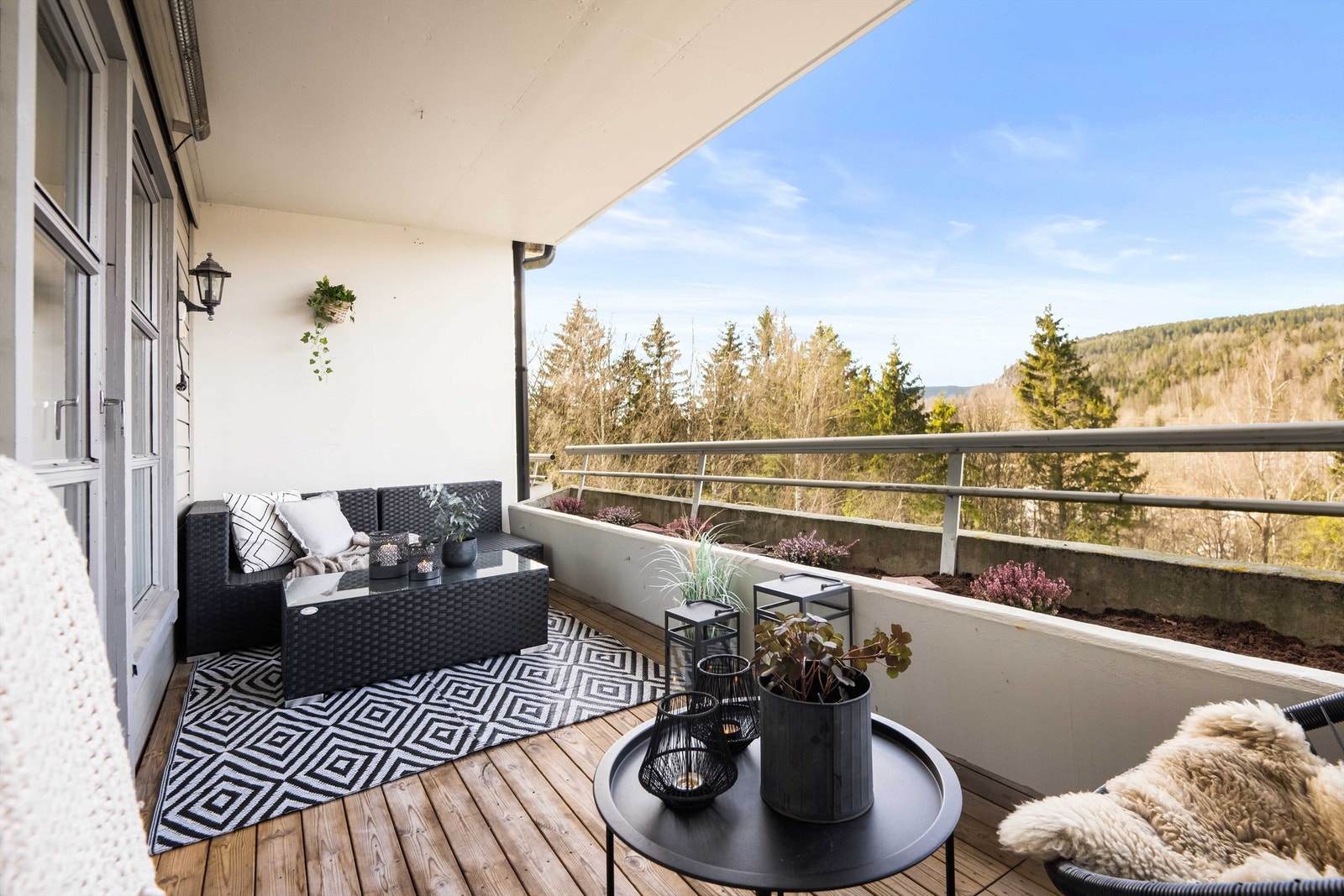 Vestvendt balkong på 9 kvm med gode solforhold og naturskjønn utsikt Galleribilde