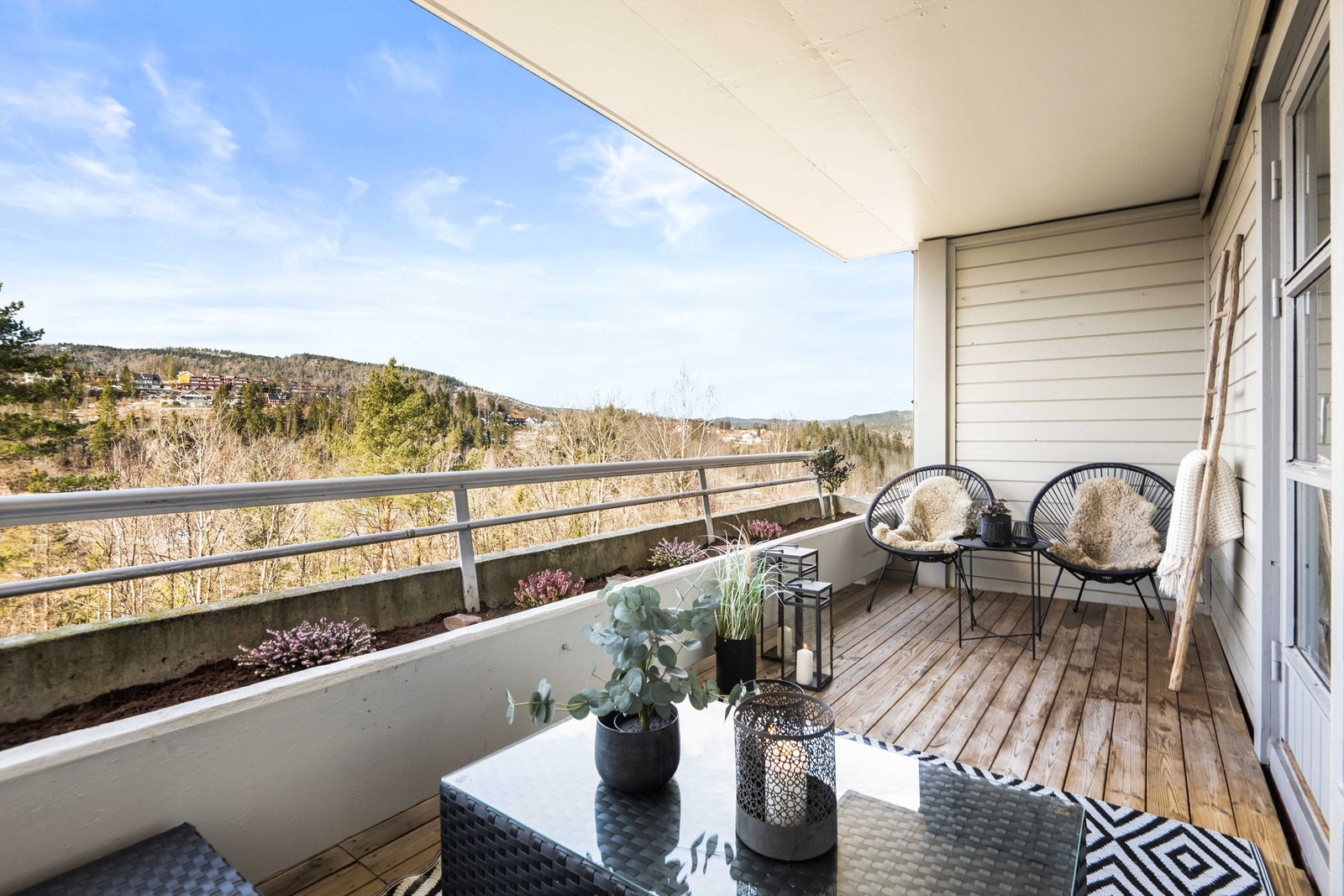 En lekker 2 roms leilighet med solrik vestvendt balkong med nydelig og langstrakt utsikt Galleribilde