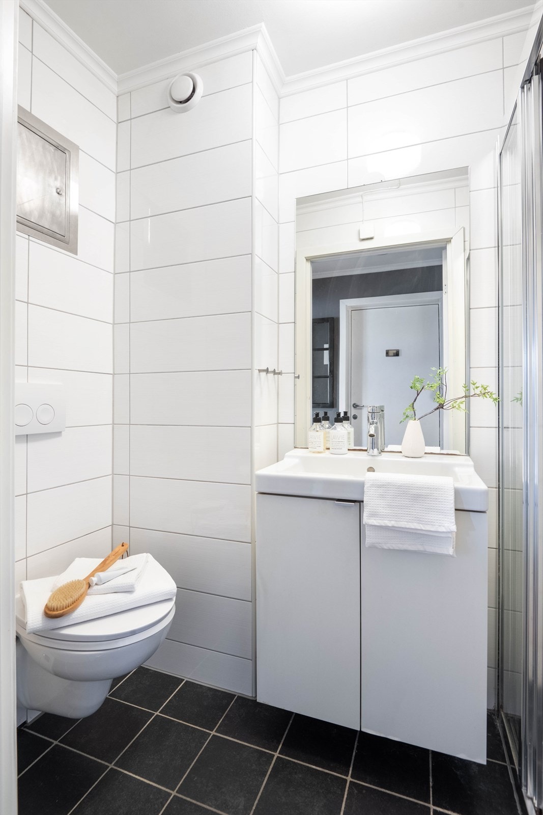 Delikat baderom med varme i gulv som ble oppgradert med nye overflater og innredning rundt 2014 Galleribilde