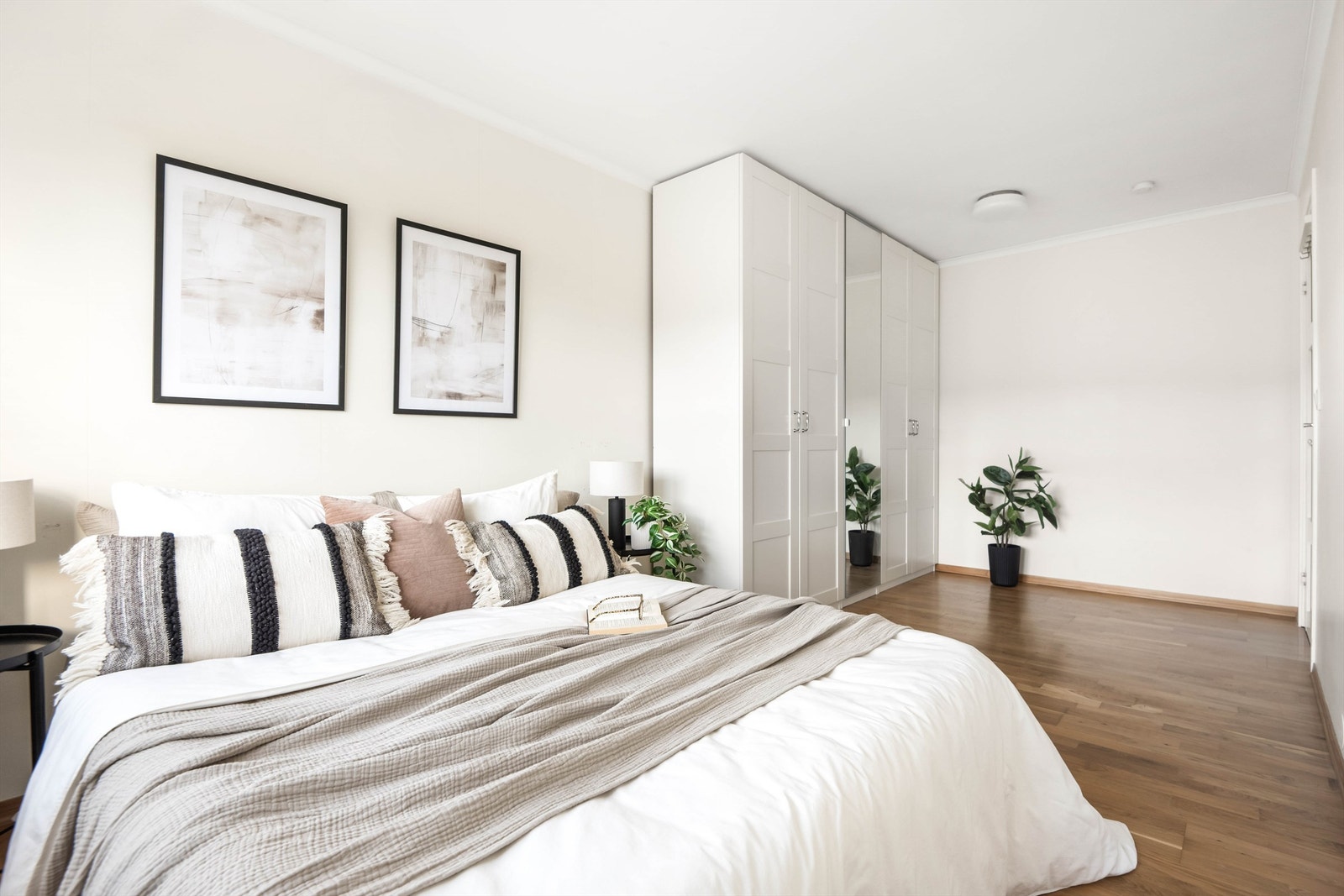 Meget romslig soverom med god oppbevaringsplass i garderobeskap Galleribilde