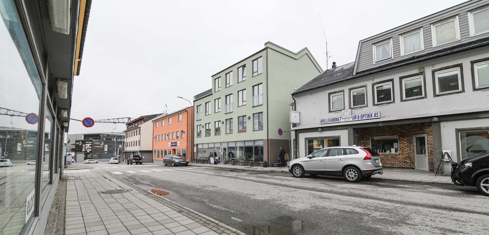 På byggets bakkeplan finner du byens beste restaurant og i byggets 2.etg. finner du frisør Galleribilde