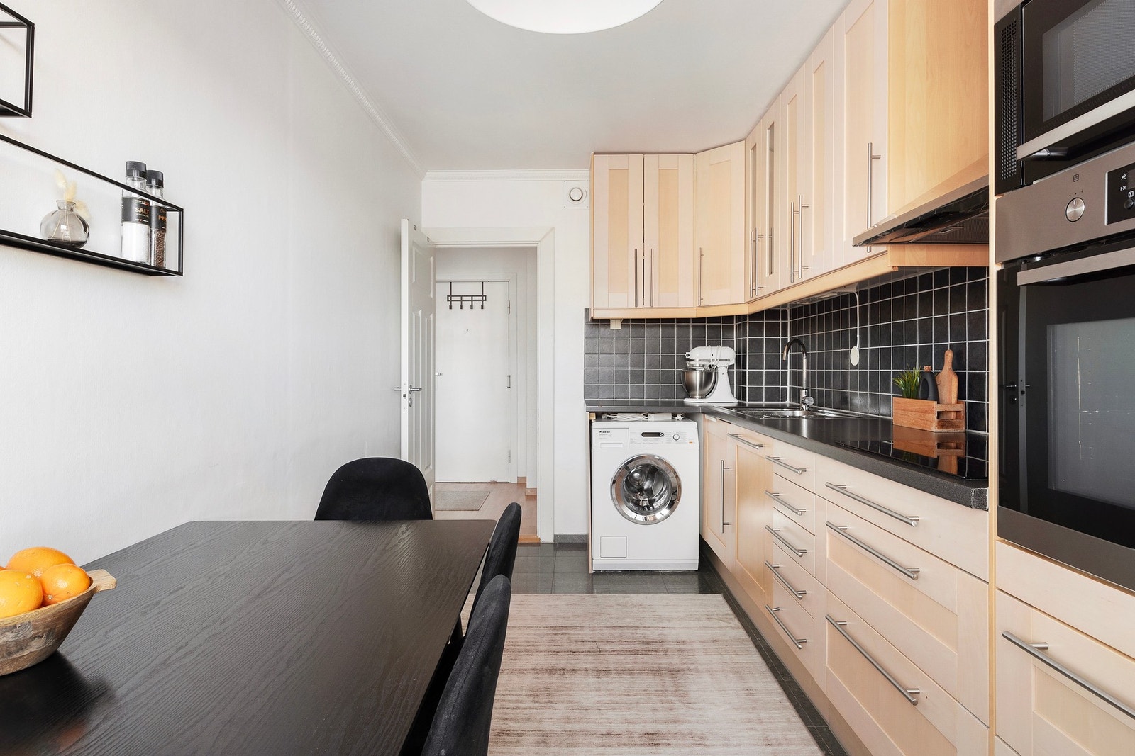 Kjøkkenet er integrert med hvitevarer som komfyr, platetopp, mikrobølgeovn, kjøl/ fryseskap samt ventilator over kokesone, samt delvis opplegg for vaskemaskin. Galleribilde