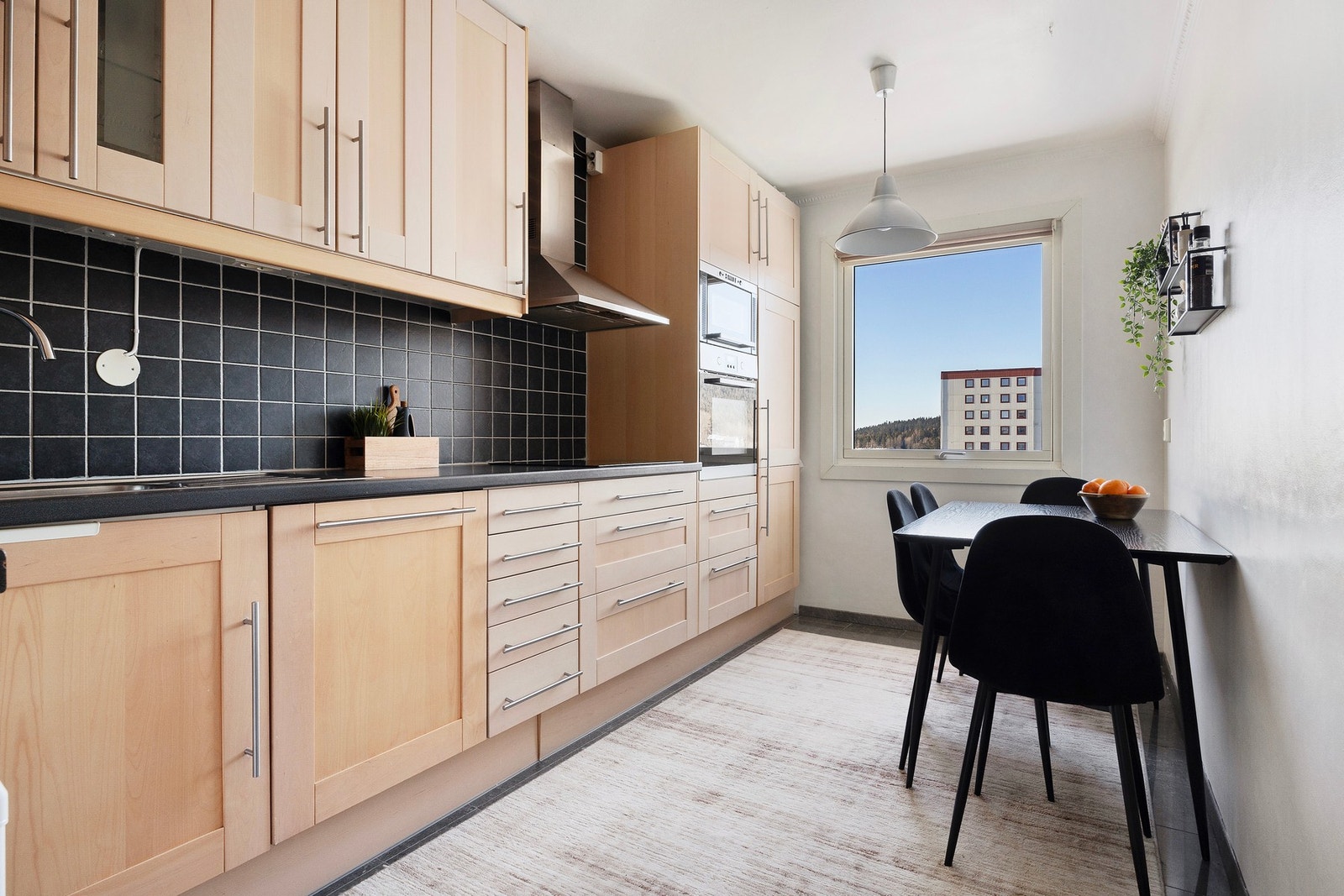 Kjøkkeninnredning fra 2010 med glatte fronter og benkeplate i laminat. Galleribilde