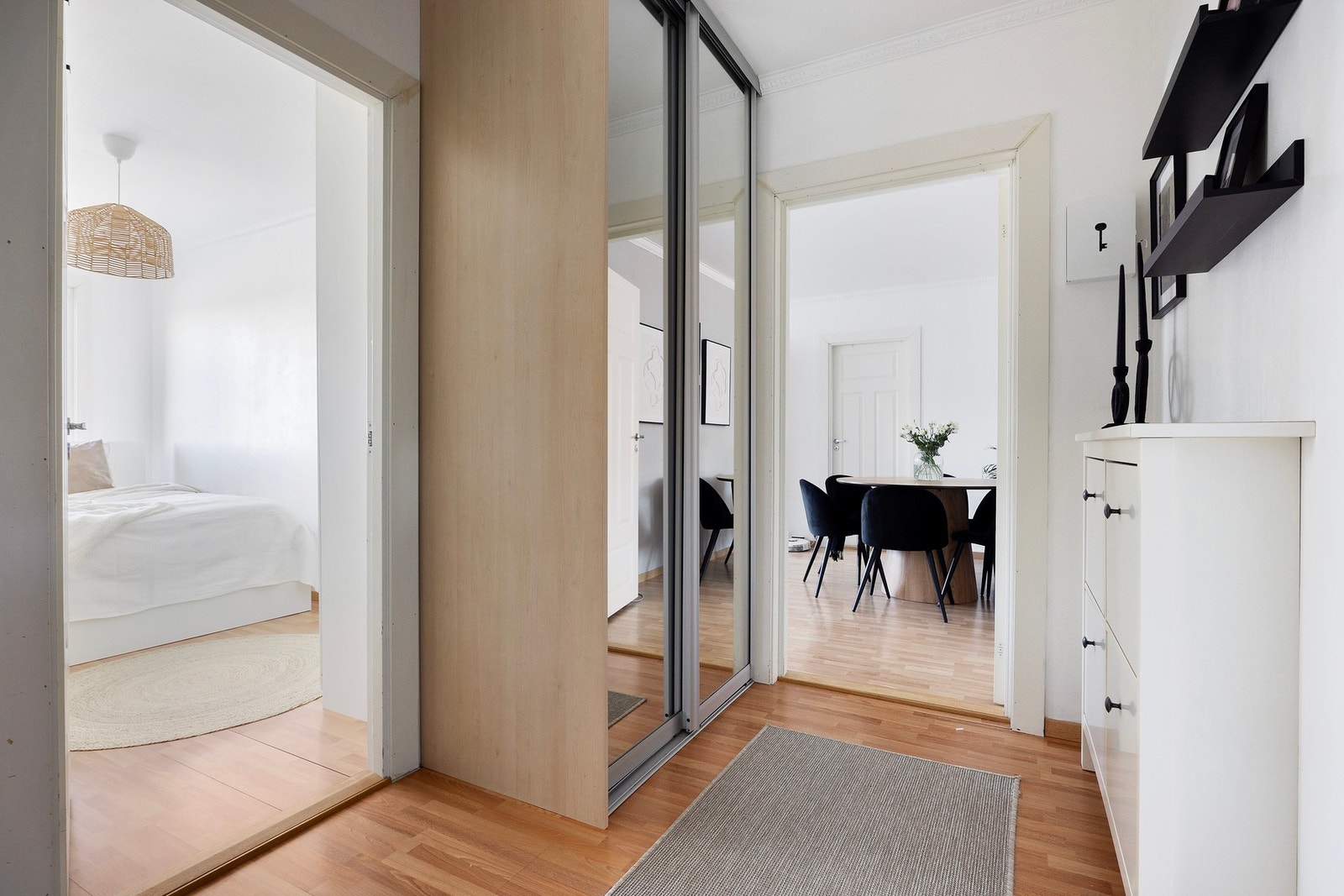 Stor og luftig entré med gode oppbevaringsmuligheter. Galleribilde