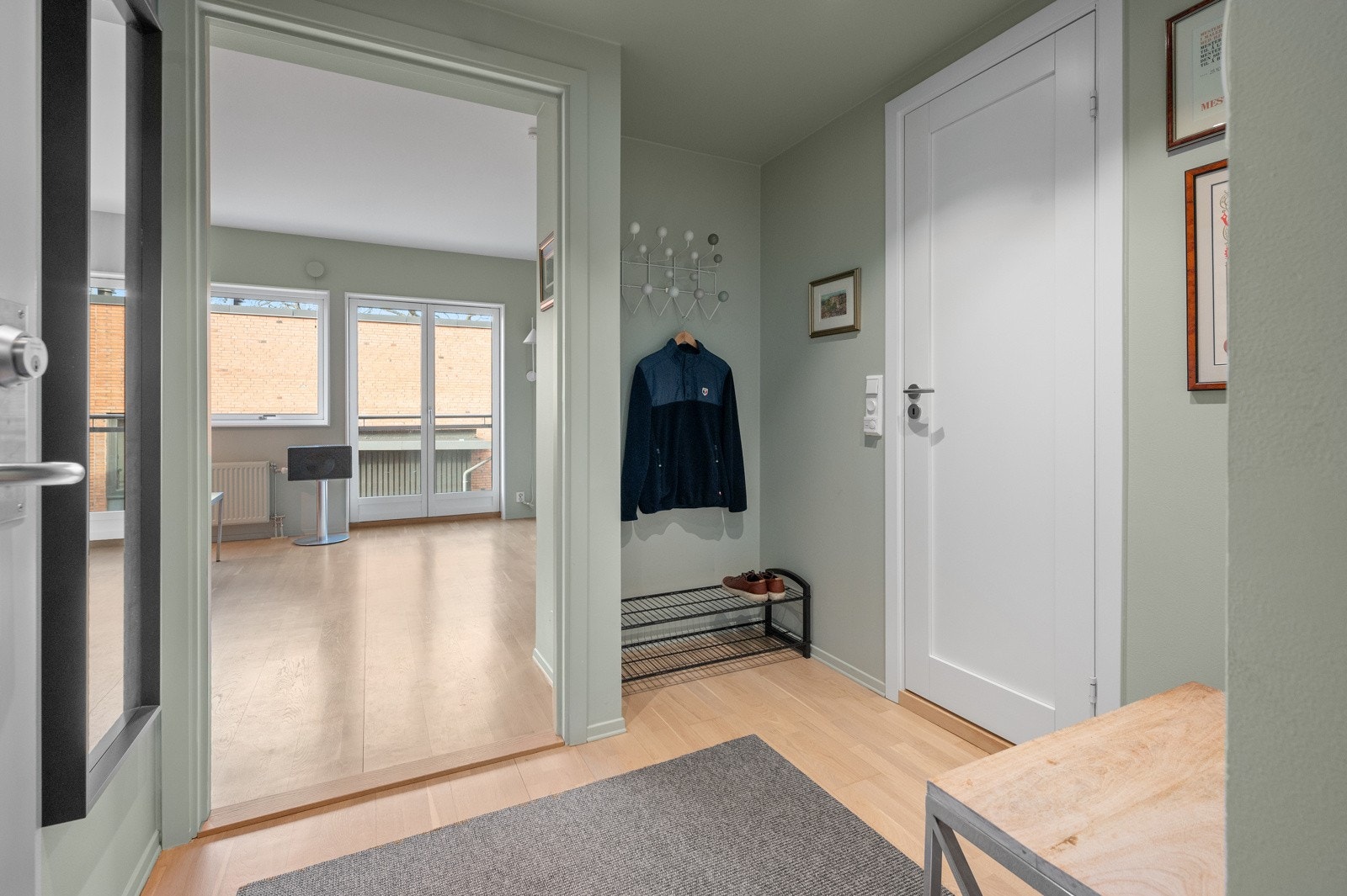 Romslig entré med god plass til oppbevaring Galleribilde