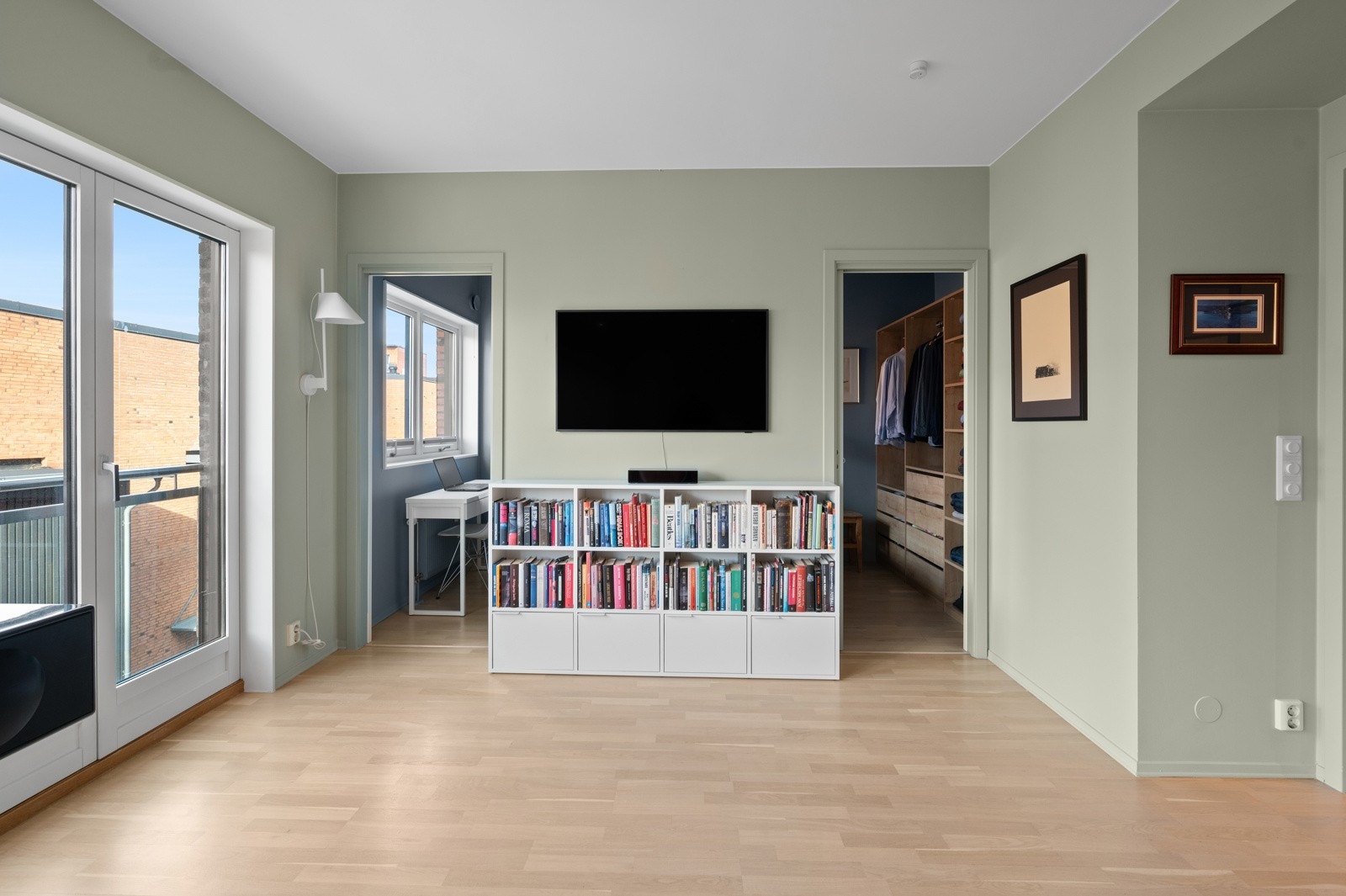 Her har du god plass til sofa, stuebord, tv og annet Galleribilde